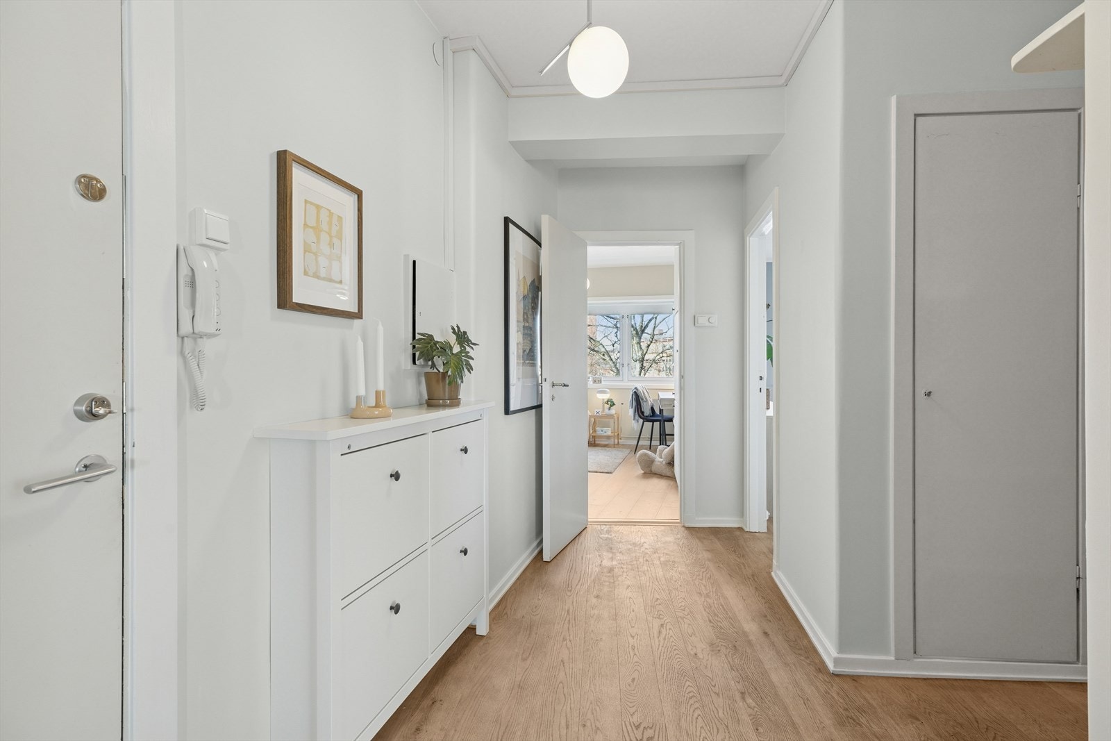 Leiligheten ligger i byggets 4. etasje med adkomst via felles trapperom. Galleribilde