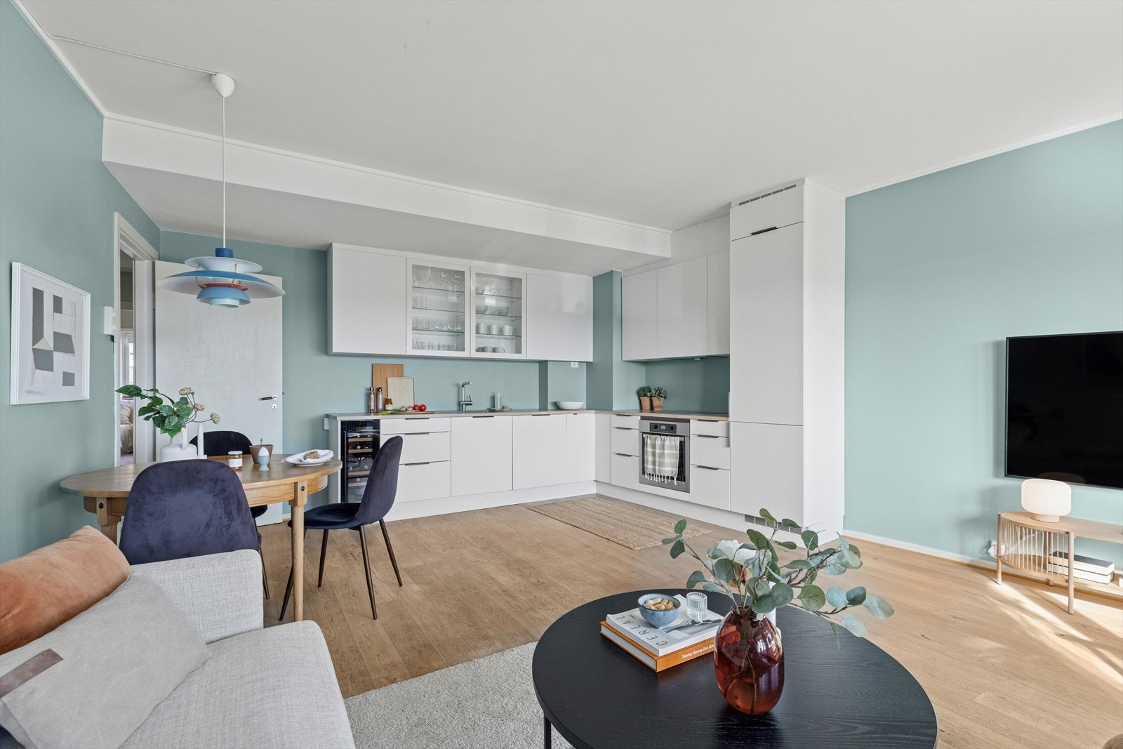 Kjøkkenet ligger i sosial åpen løsning, som gjør det enkelt å holde samtalen gående mens man lager mat. Galleribilde