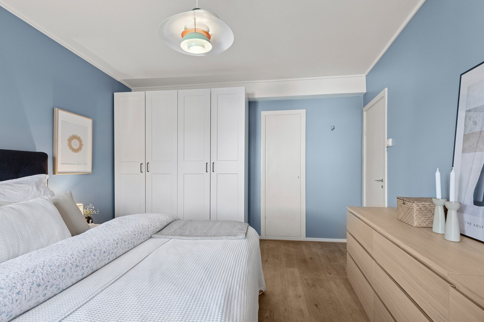 Det er oppbevaring i garderobeskap på dette soverommet. Galleribilde