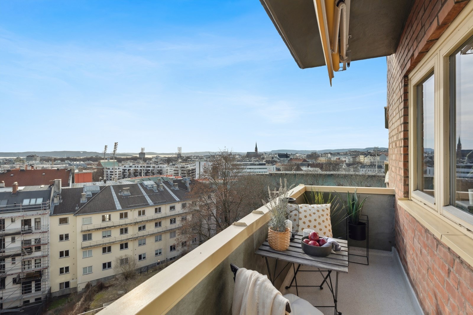 Her kan du nyte utsikten utover hustakene og åsene rundt byen, hele veien fra Ekebergrestauranten i øst til Kolsåstoppen i vest. Galleribilde