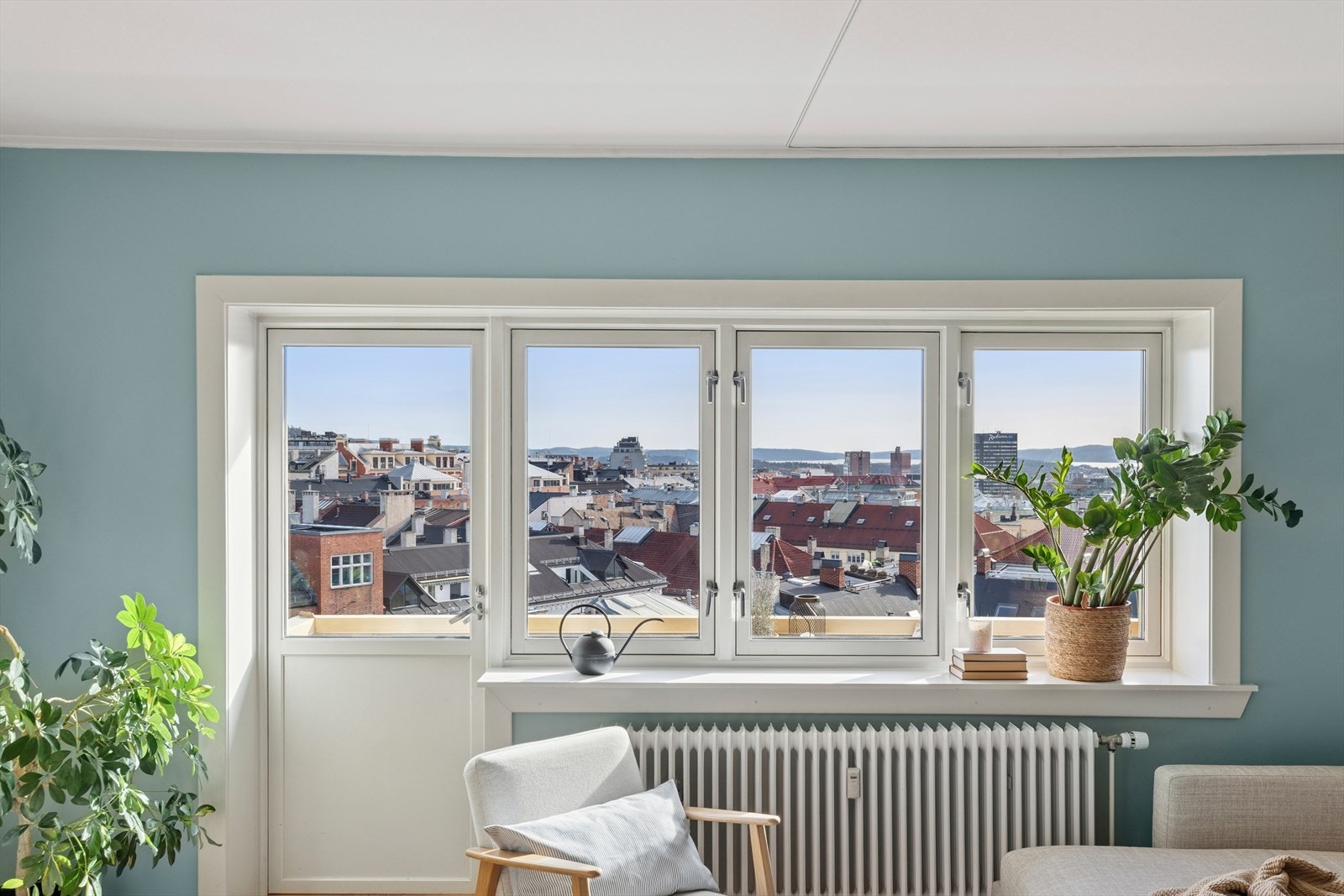 De store vindusflatene slipper inn godt med naturlig dagslys og gir en god atmosfære Galleribilde