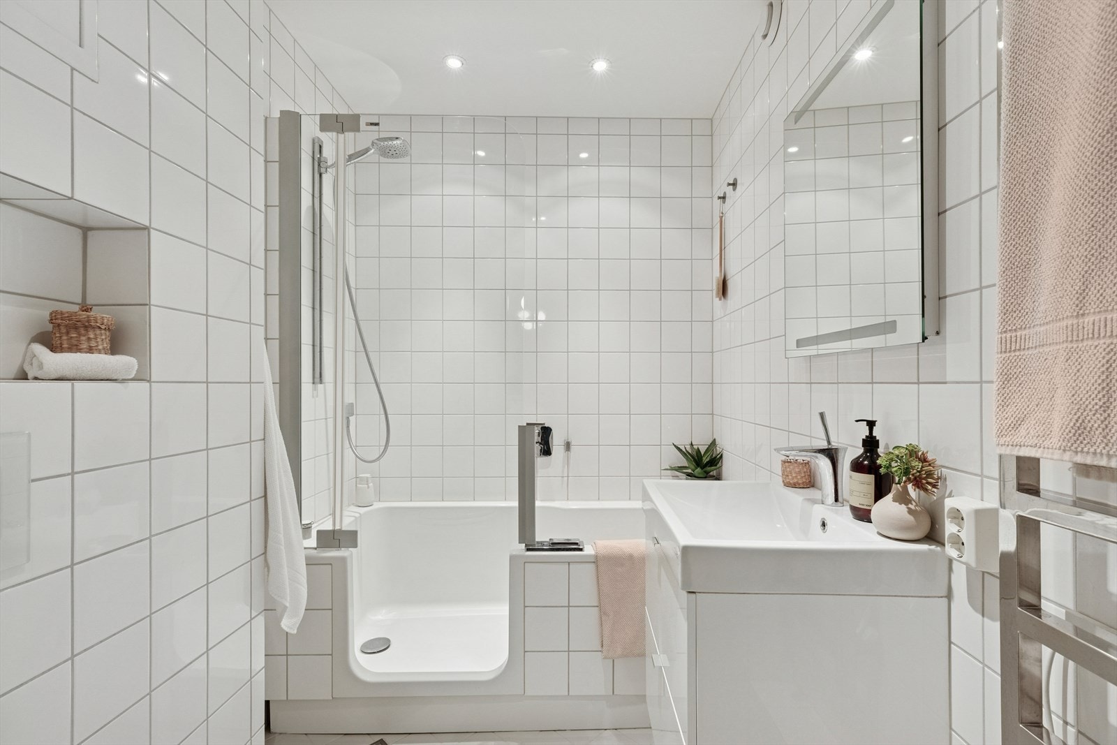 Leiligheten inneholder et bad som ble modernisert i 2011. Det er flislagte overflater med behagelige varmekabler i gulvet. Galleribilde