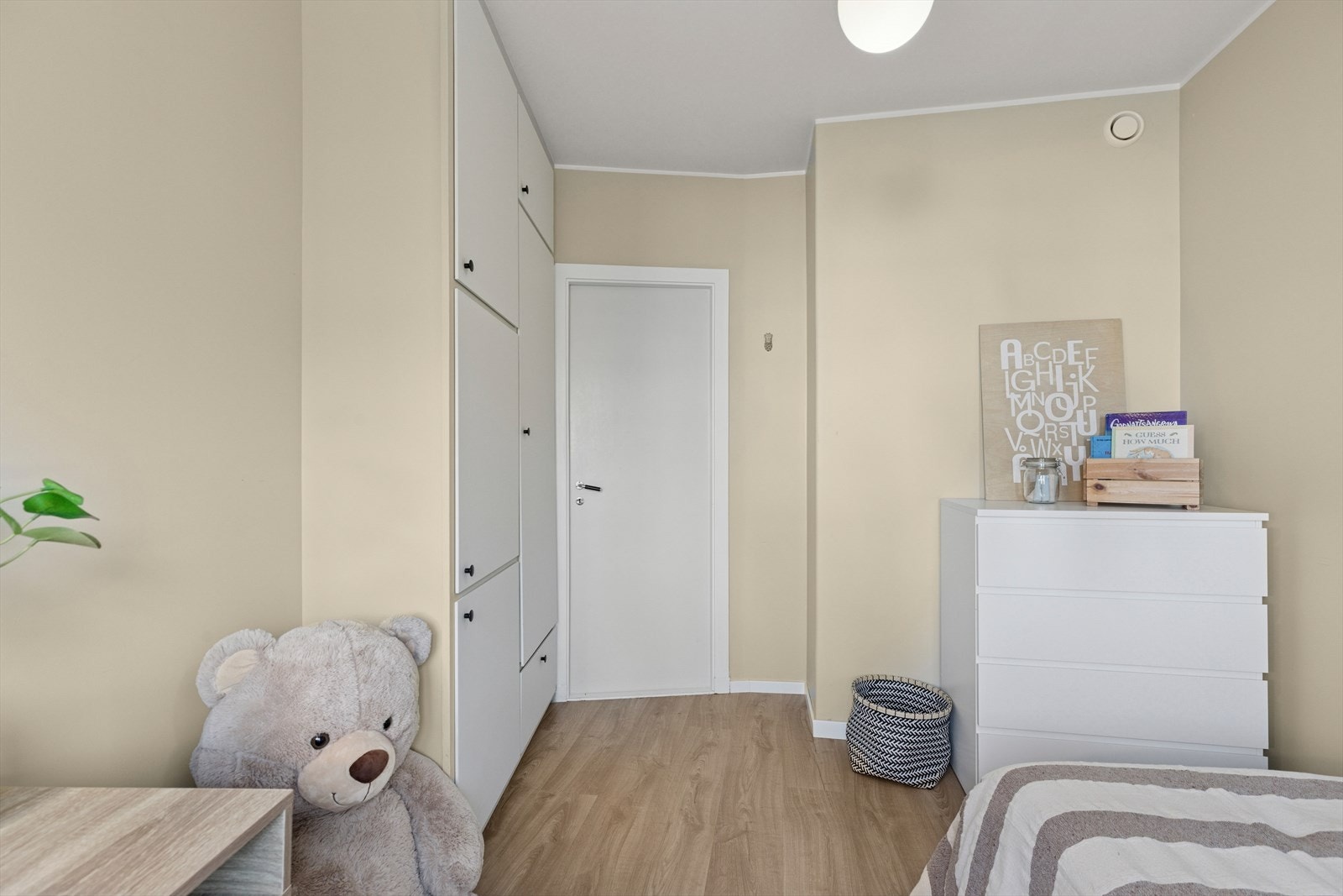 Her er det god plass til oppbevaring i både garderobeskap og plassbygd skap og kommode. Galleribilde