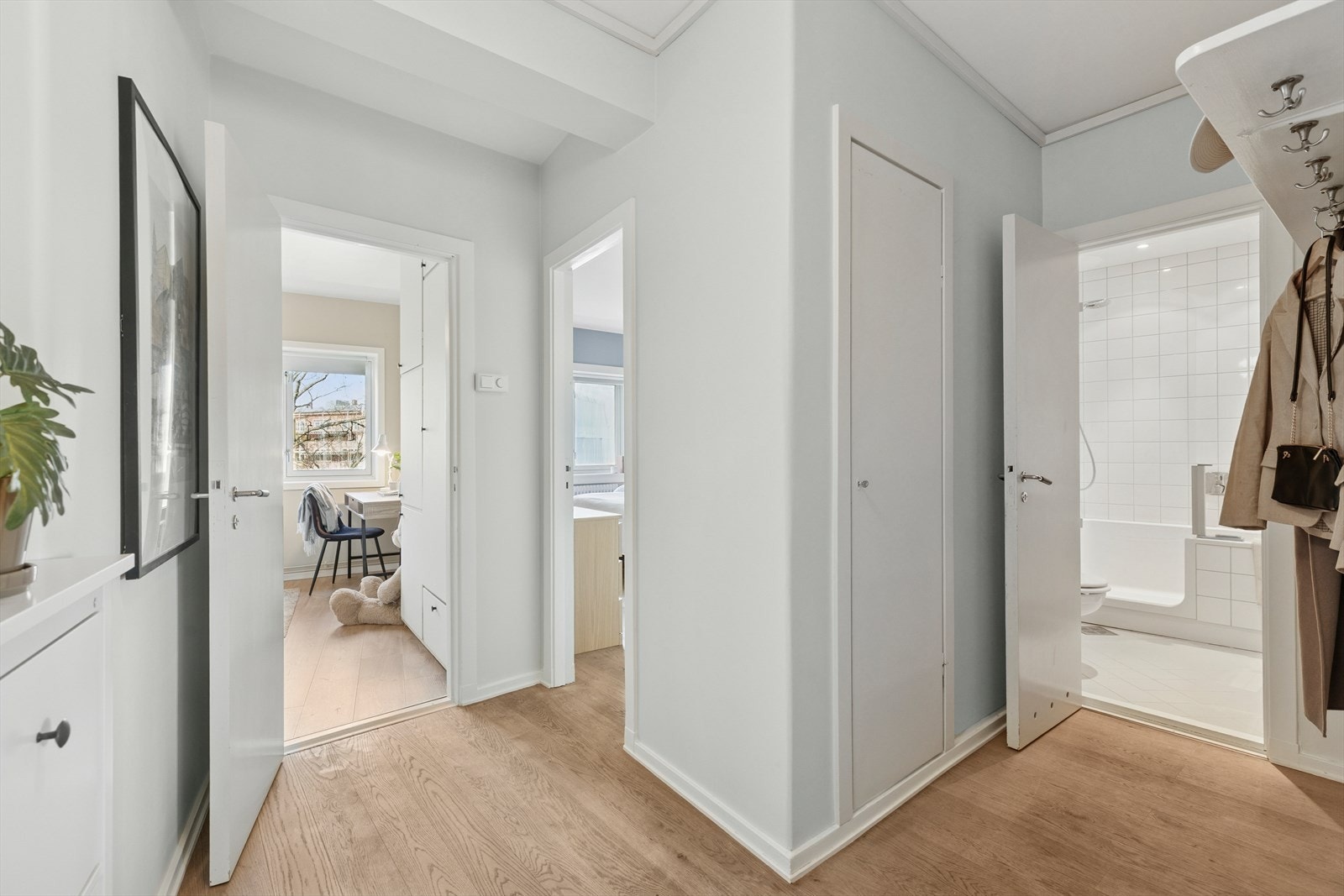 Gode kvaliteter, moderne innredninger og delikate fargevalg er gjennomgående i hele leiligheten. Galleribilde