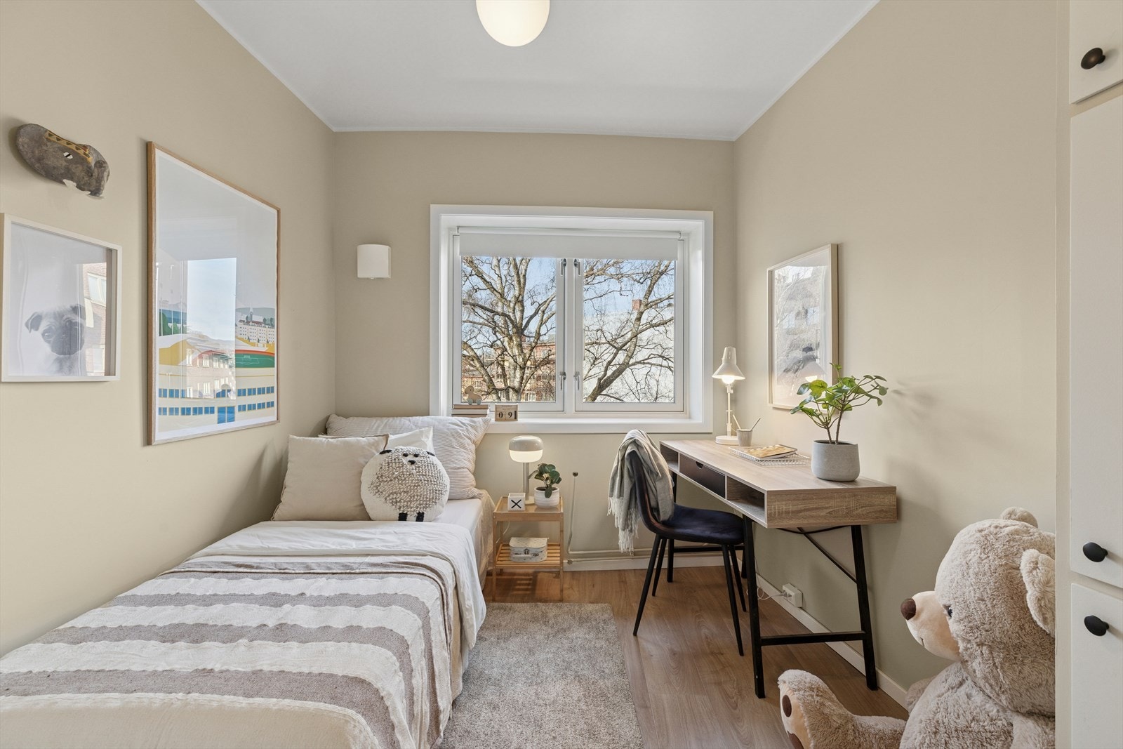 Det andre soverommet er også av god størrelse, med plass til seng og oppbevaring. Galleribilde