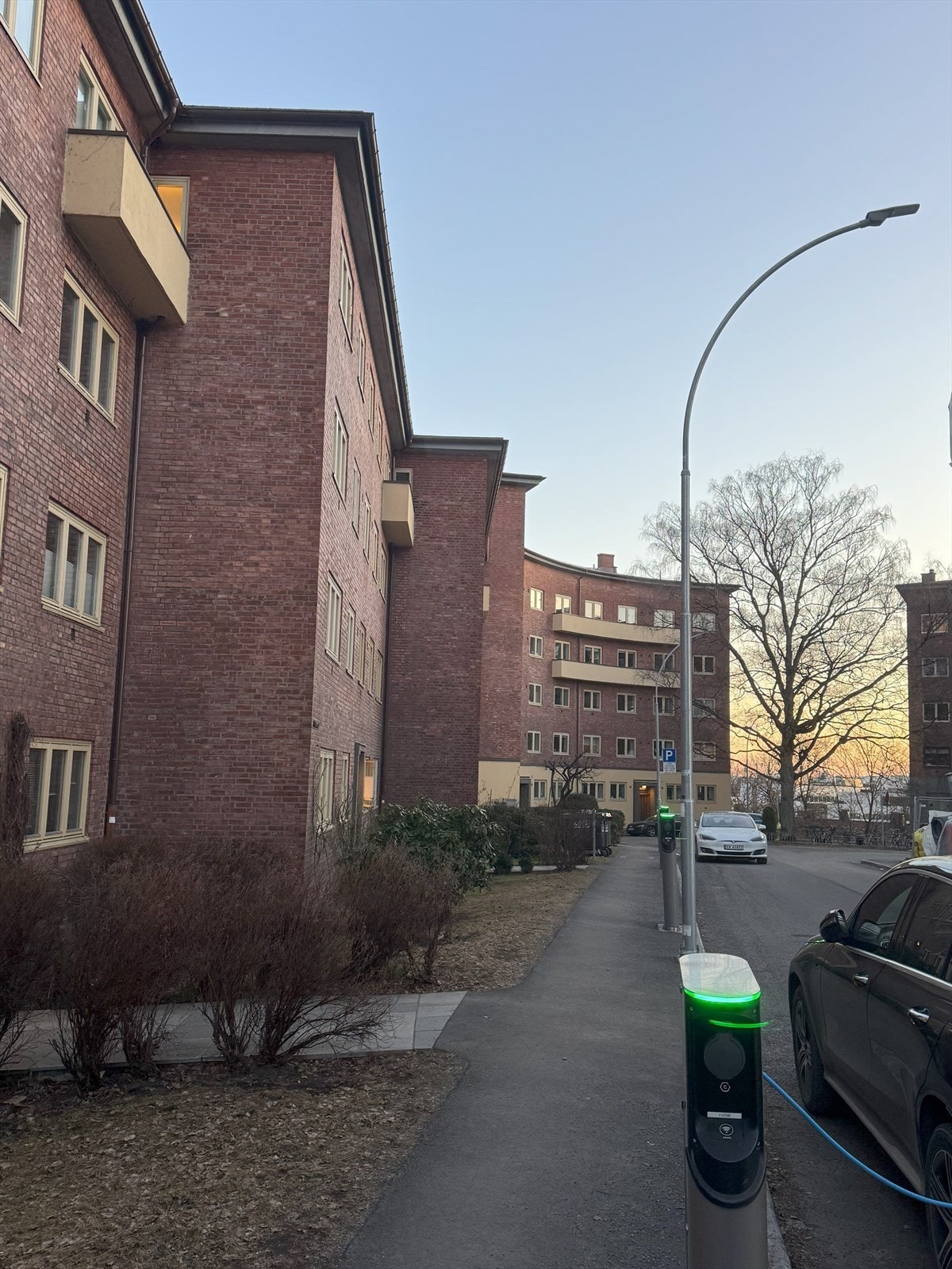 Like utenfor leiligheten finnes det beboerparkering/gateparkering med lademuligheter. Galleribilde