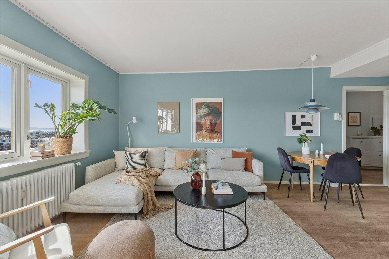 Stuen er av god størrelse og er designet for komfort og sosiale sammenkomster. Galleribilde