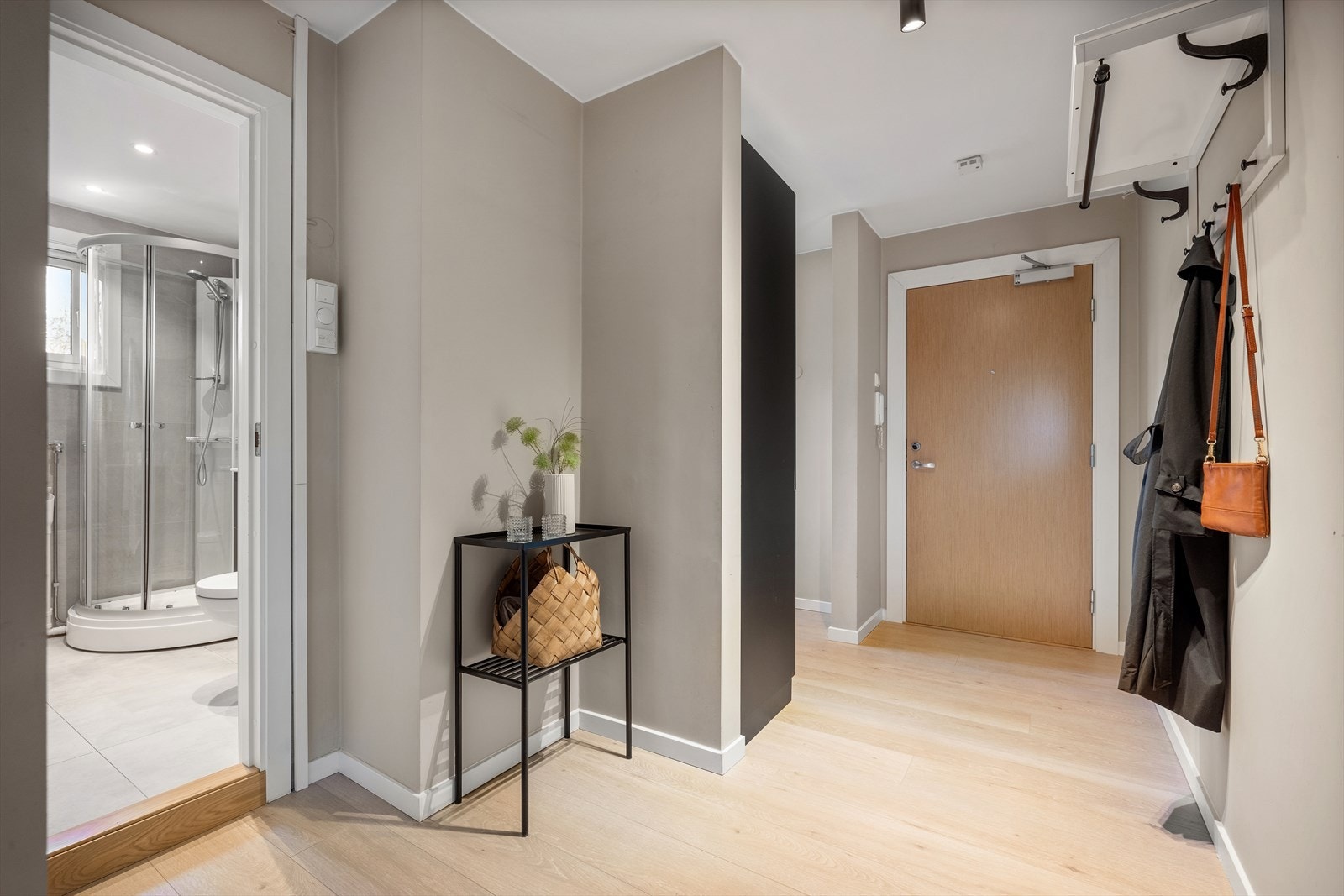 Velkommen inn! Her er det plass til praktiske entrémøbler for oppbevaring av klær og sko. Leiligheten har callinganlegg. Galleribilde