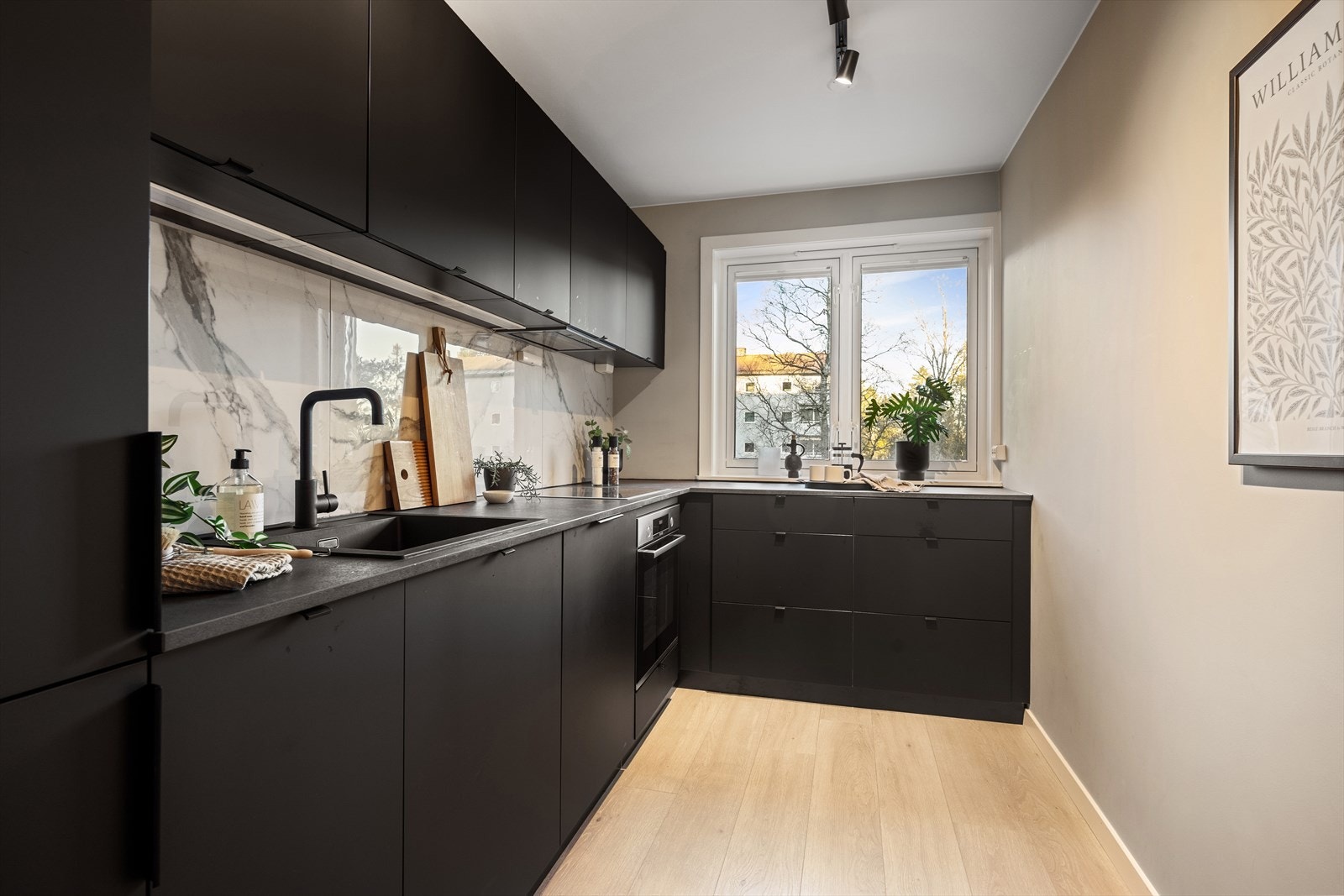 Lekkert kjøkken med mørke slette fronter. Galleribilde