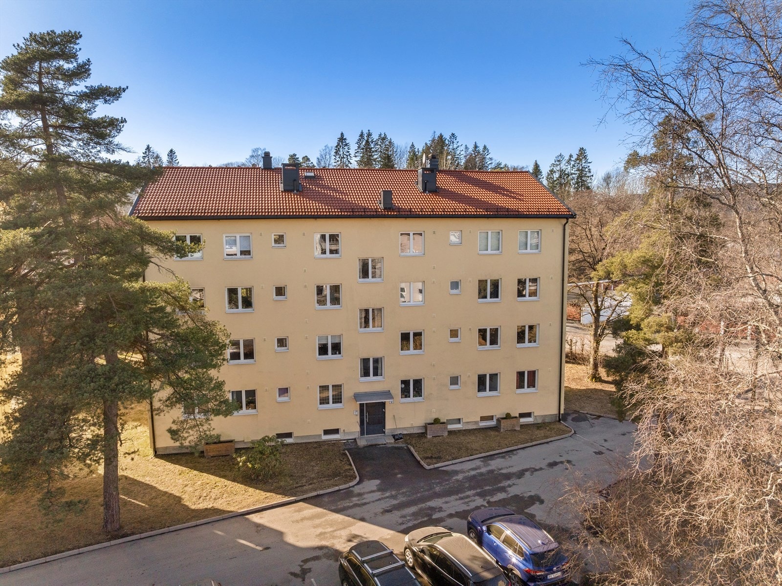 Eiendommen har en svært skjermet, barnevennlig og populær beliggenhet i Eiksveien på Eiksmarka/Østerås, med svært kort vei til alt man trenger i hverdagen. Galleribilde