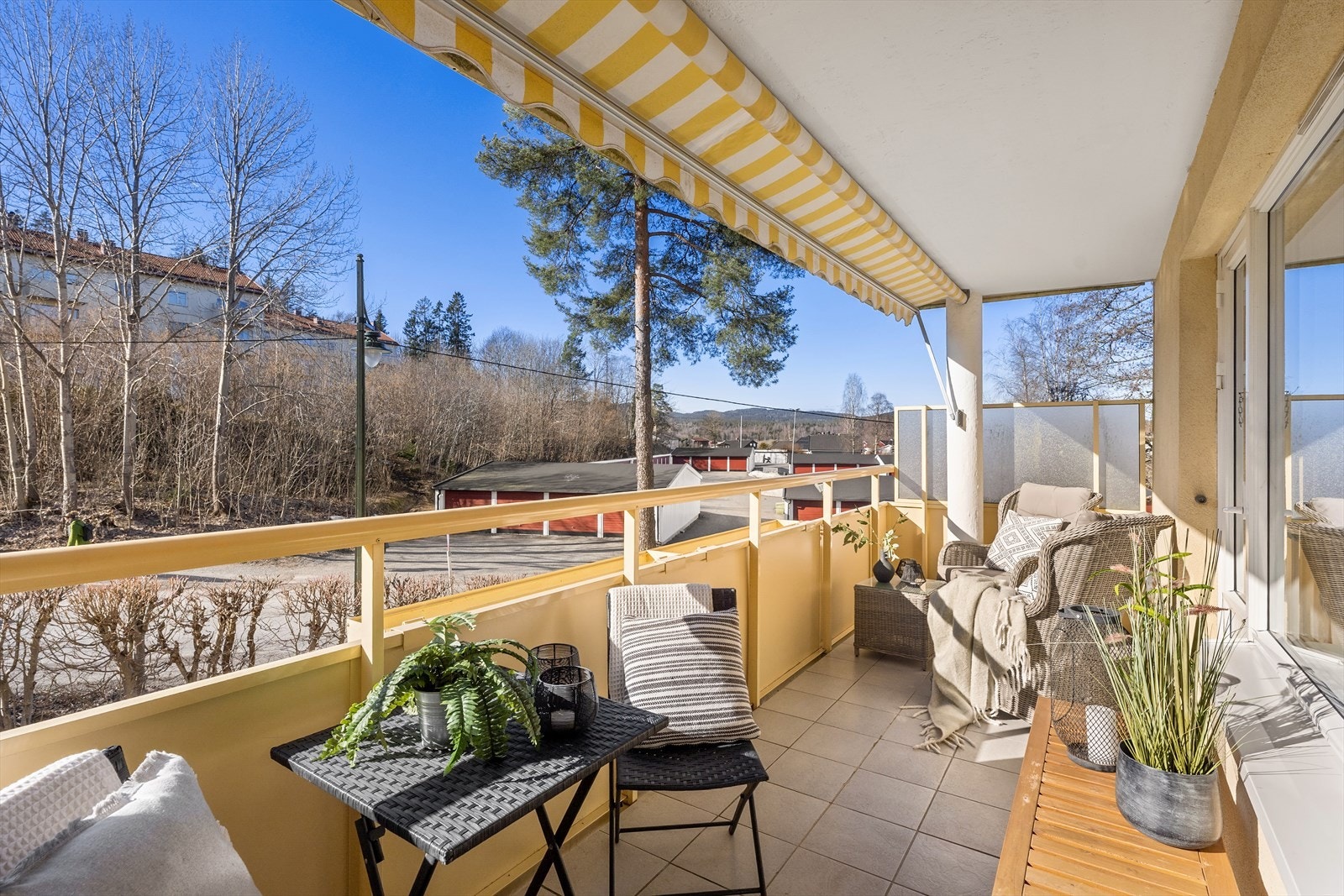 Vestvendt balkong 10 kvm med gode solforhold og hyggelig utsyn. Galleribilde