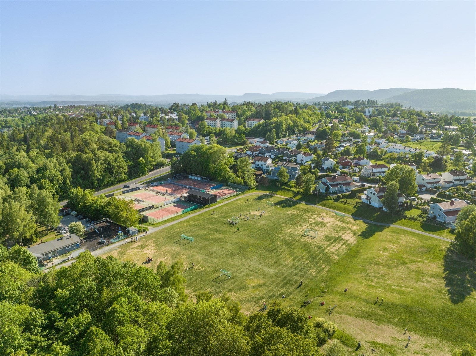 Kort vei til Eiksmarka tennisanlegg og fotballløkker. Galleribilde