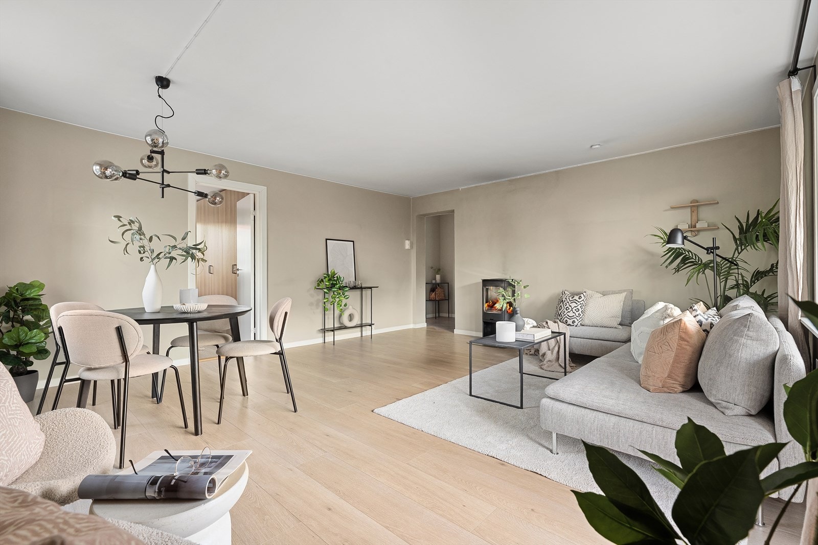 Fin peisovn på stuen som skaper lun stemning og gir god varme på kaldere dager. Galleribilde