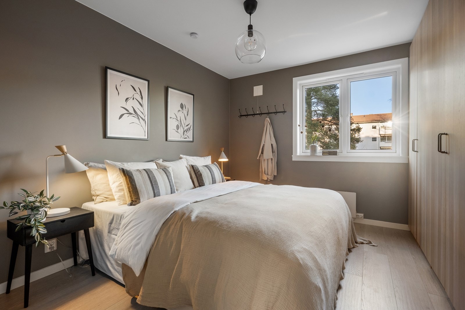 På hovedsoverommet er det montert en romslig garderobe langs den ene veggen. Galleribilde