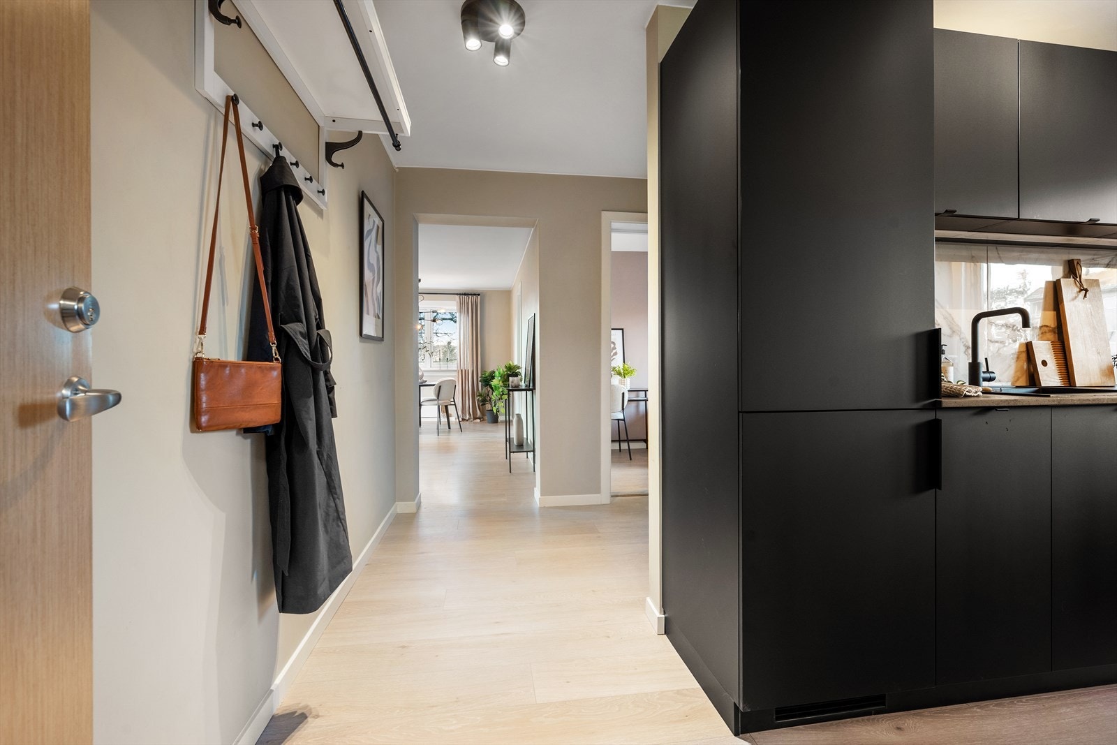 Kjøkkenet ligger innenfor entréen. Galleribilde
