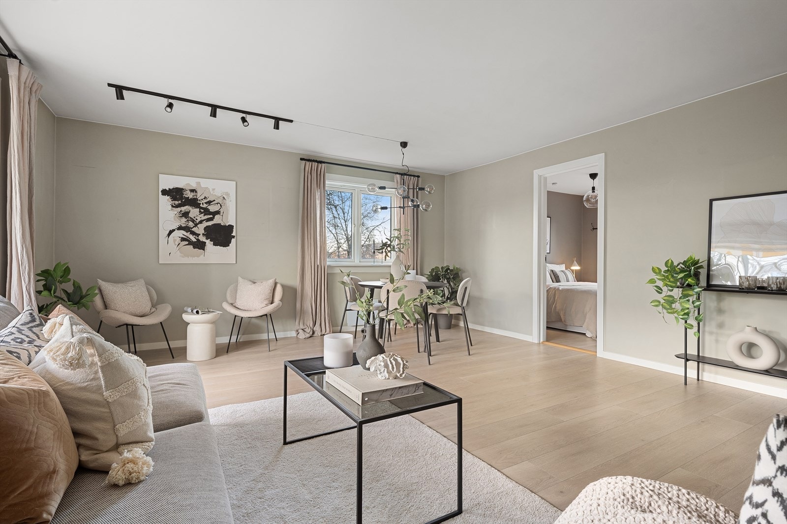 Det er plass til spisestue i stuen i tillegg til stor sofa eller annen møblering. Galleribilde