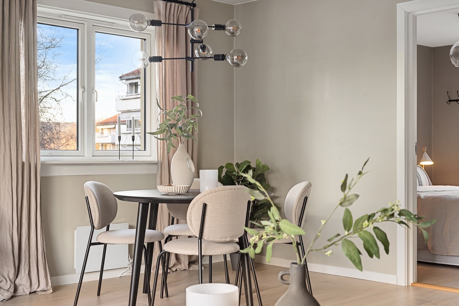 Denne leiligheten ligger på enden og har vinduer på to sider i stuen - dette skaper et lyst og åpent rom. Galleribilde