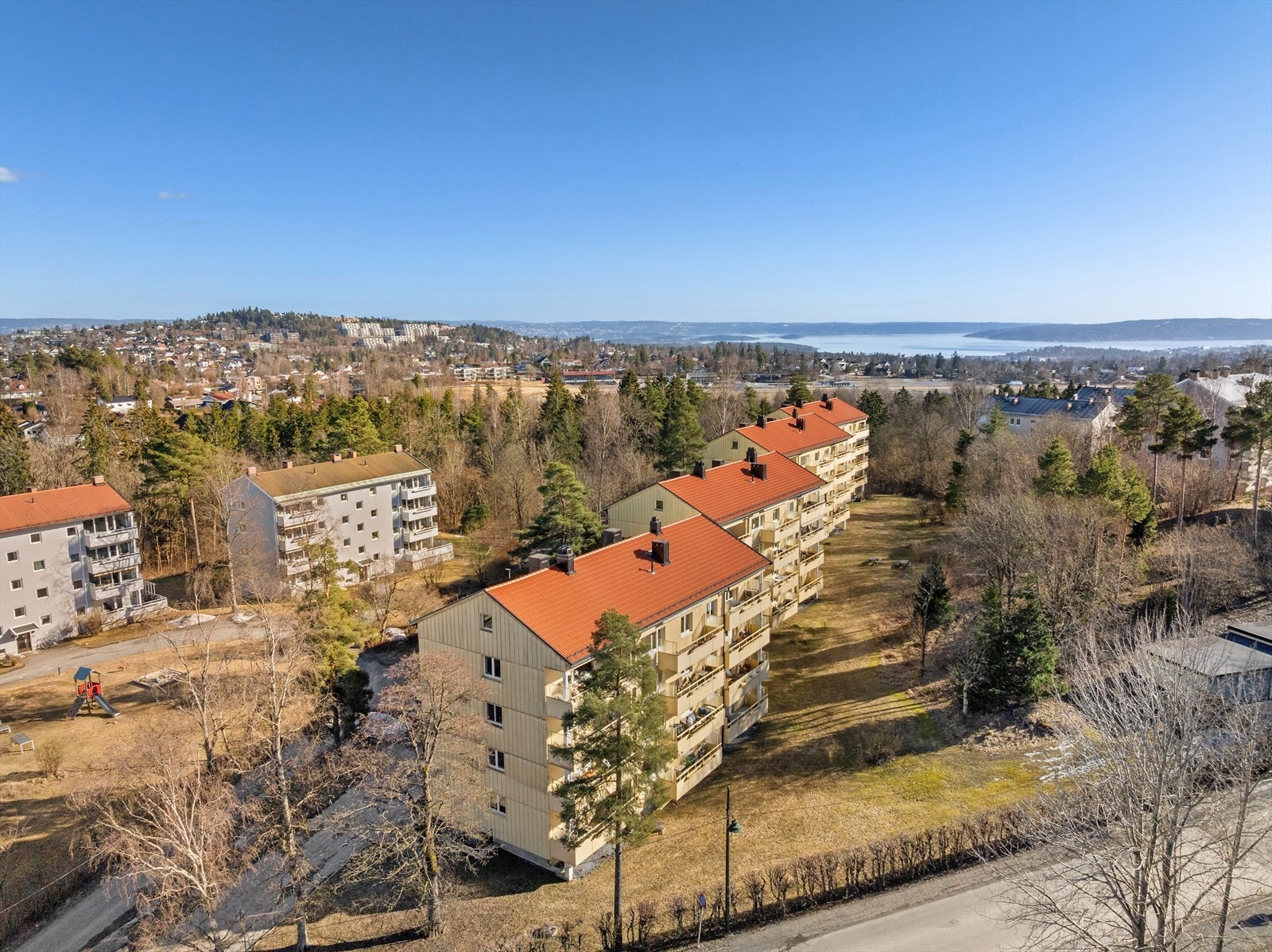 Her bor du i flotte og naturskjønne omgivelser, samtidig sentralt til dagligdagse servicetilbud. Galleribilde