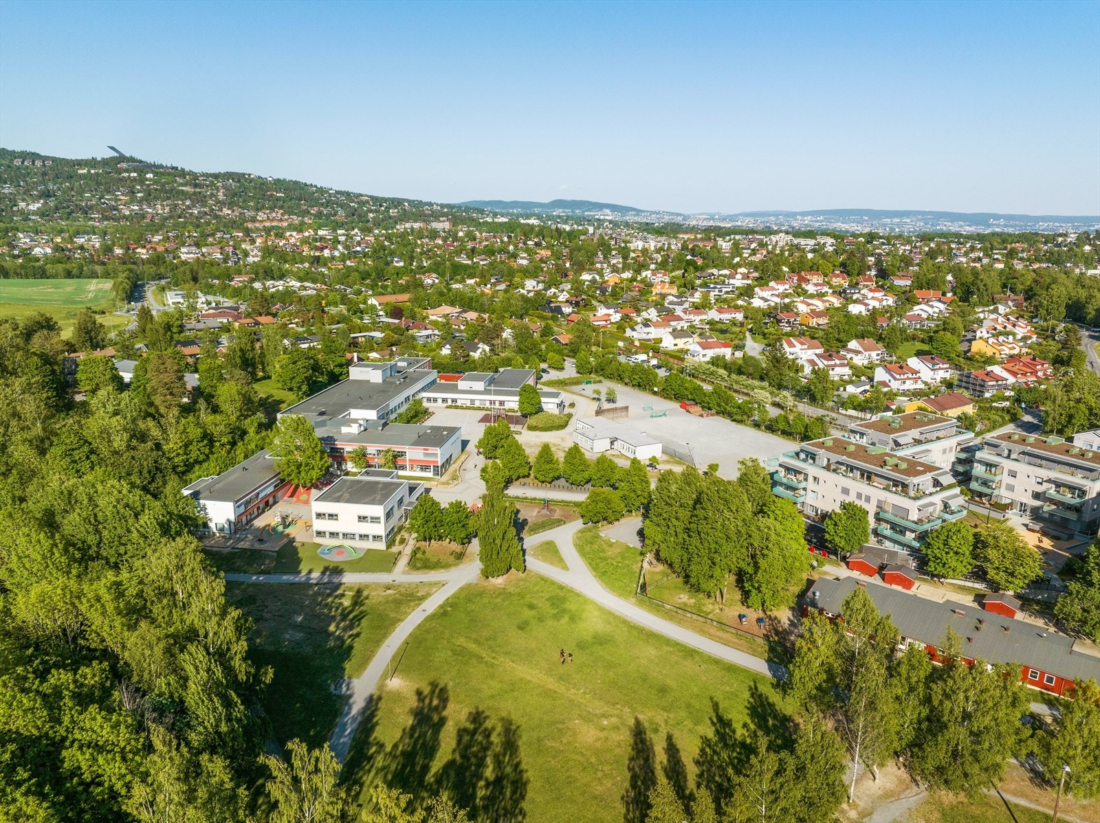 Eiksmarka skole ligger noen minutters gange fra boligen. Galleribilde