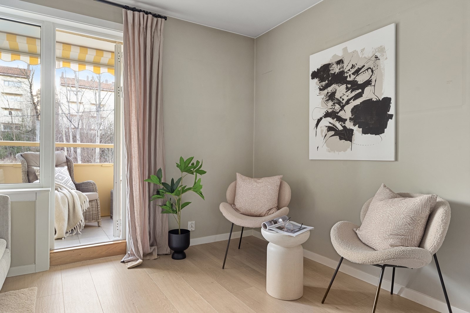 Fra stuen er det utgang til vestvendt og solrik balkong på 10 kvm med markise. Galleribilde