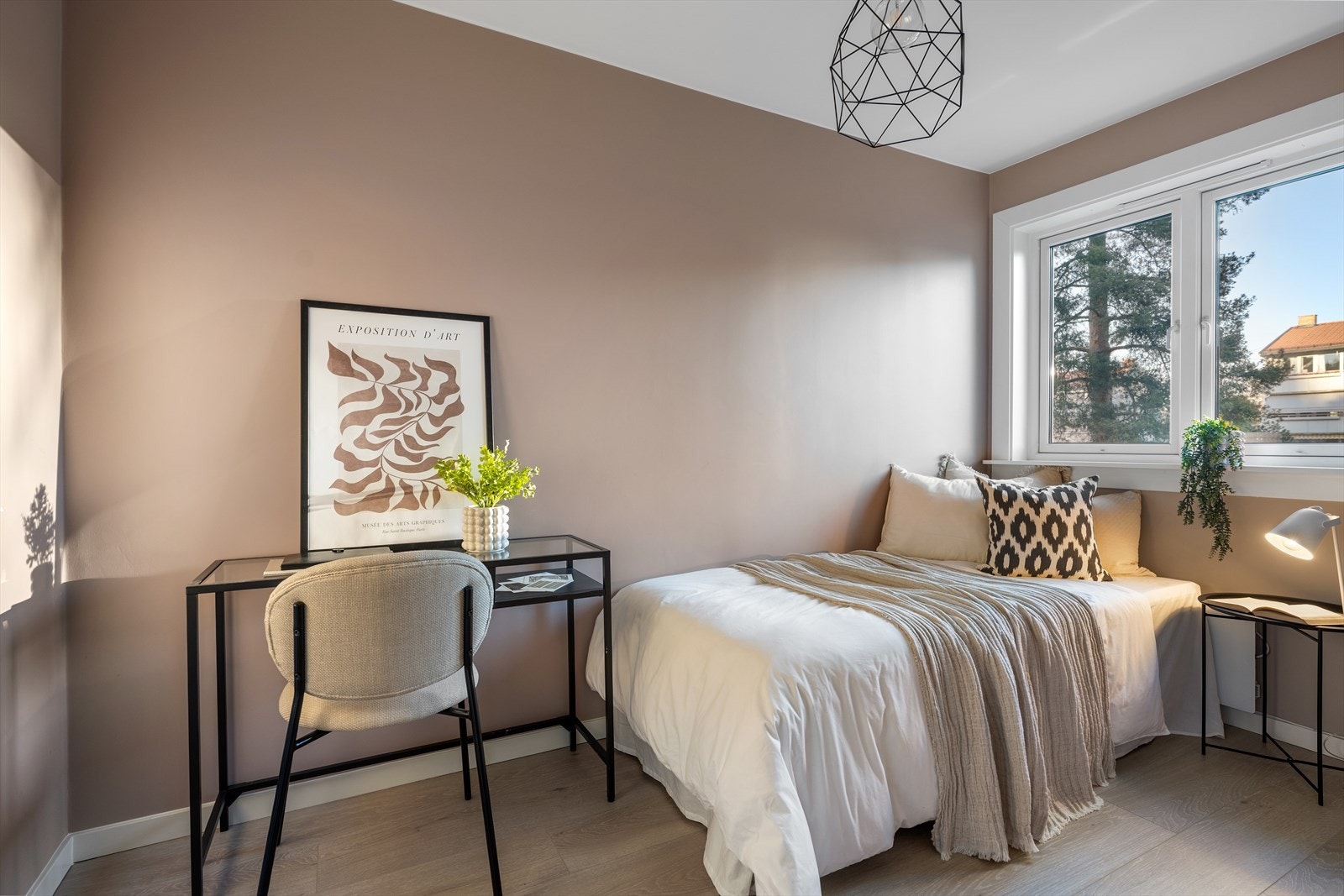 Soverom 2 med god plass til seng, nattbord og annen møblering. Galleribilde