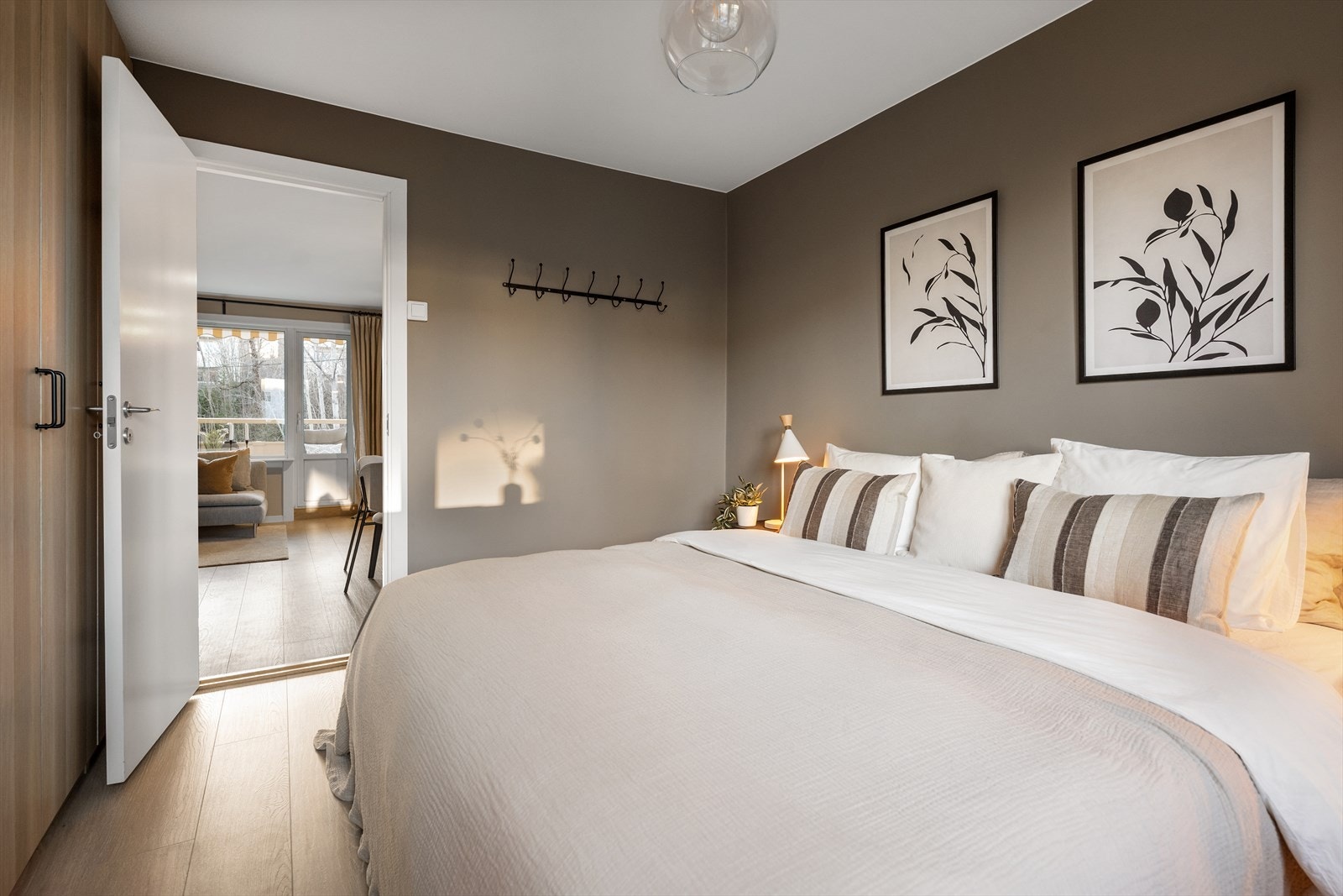 Hovedsoverommet ligger innenfor stuen og er av god størrelse. Her er det plass til dobbeltseng og nattbord. Galleribilde