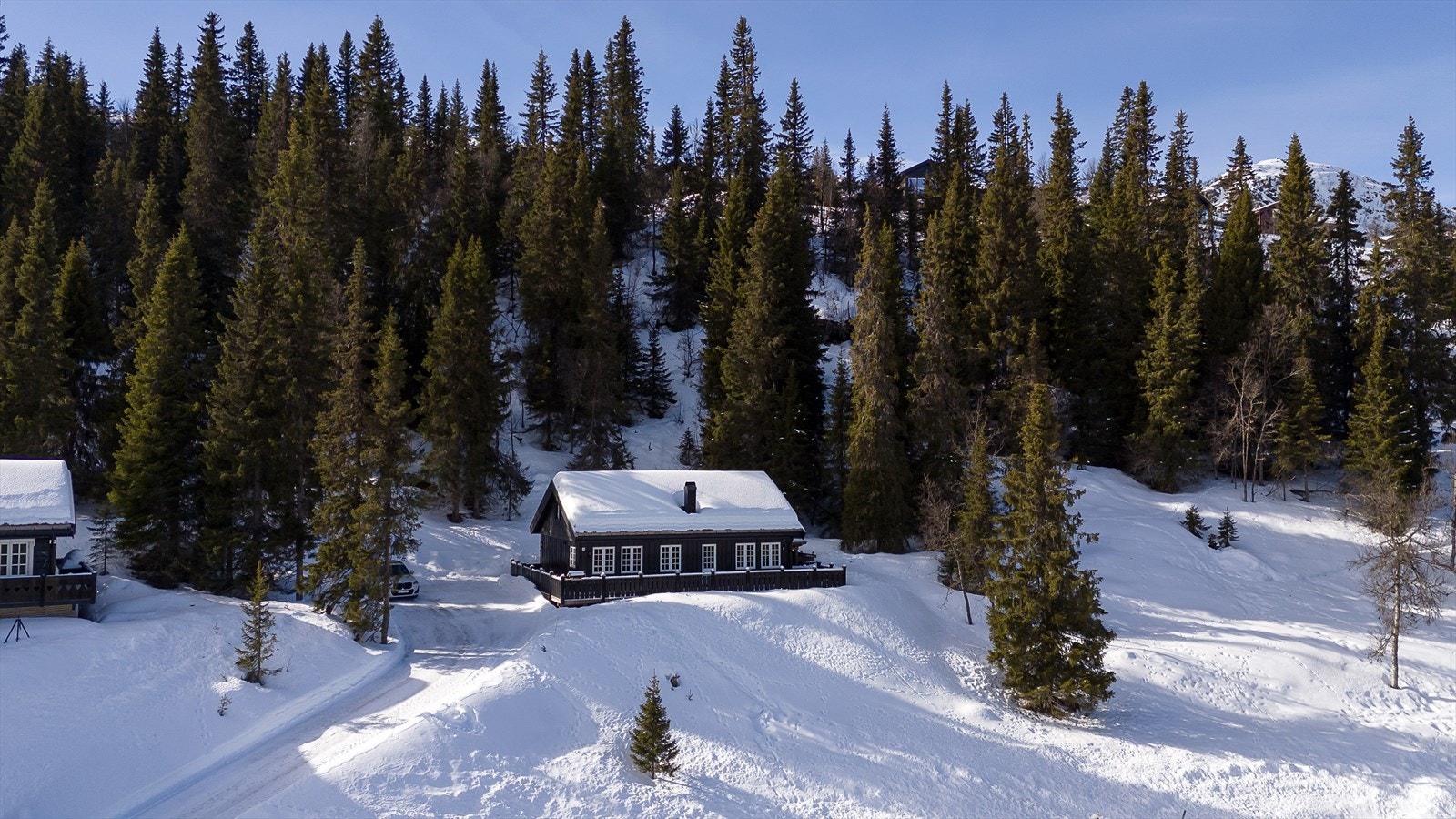 Fritidsboligen ligger idyllisk til 873 m.o.h i et rolig og naturskjønne området, Hestknappen på Kvitfjell. Galleribilde