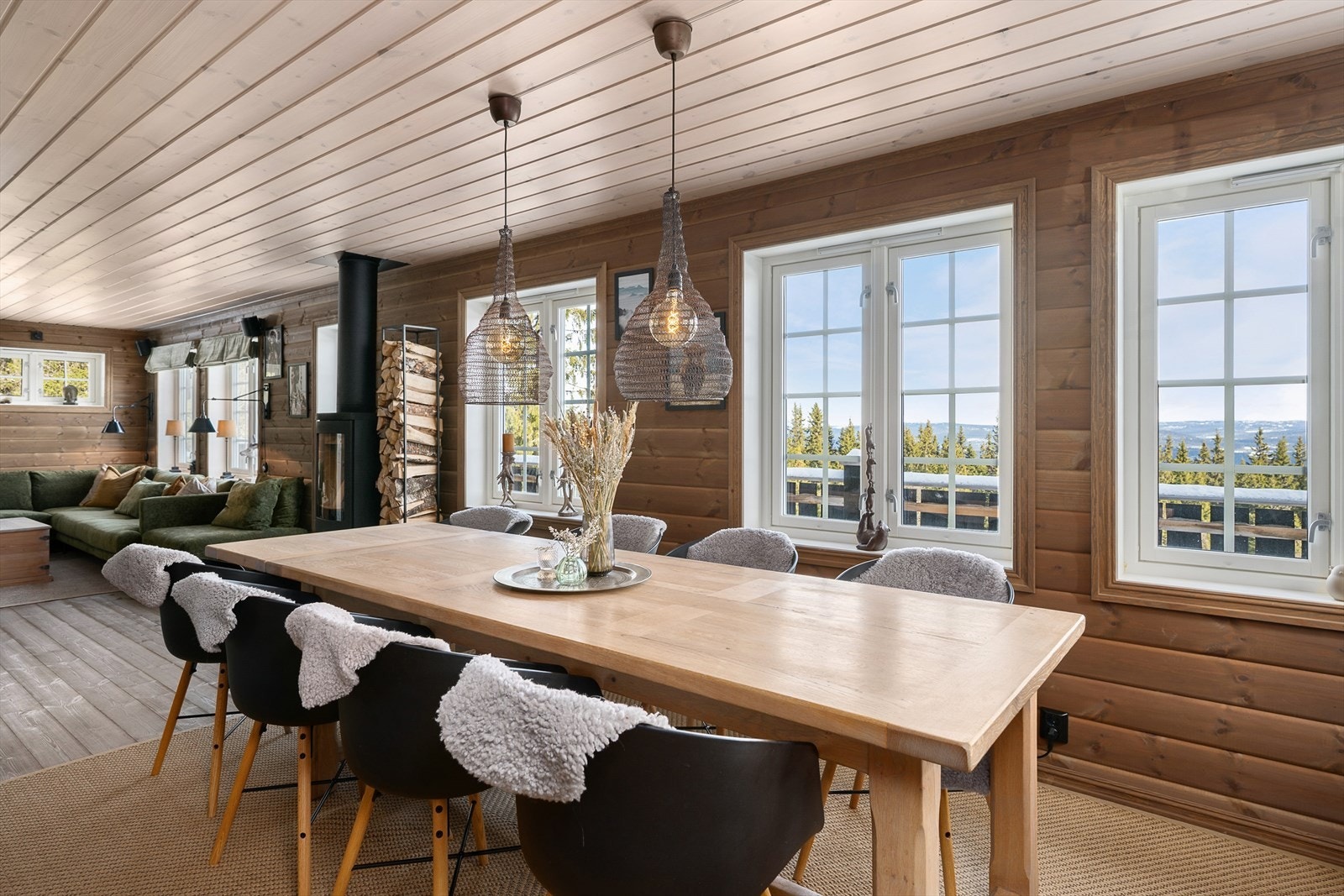 Spiseplass med nydelig utsikt over fjell-landskapet. Galleribilde