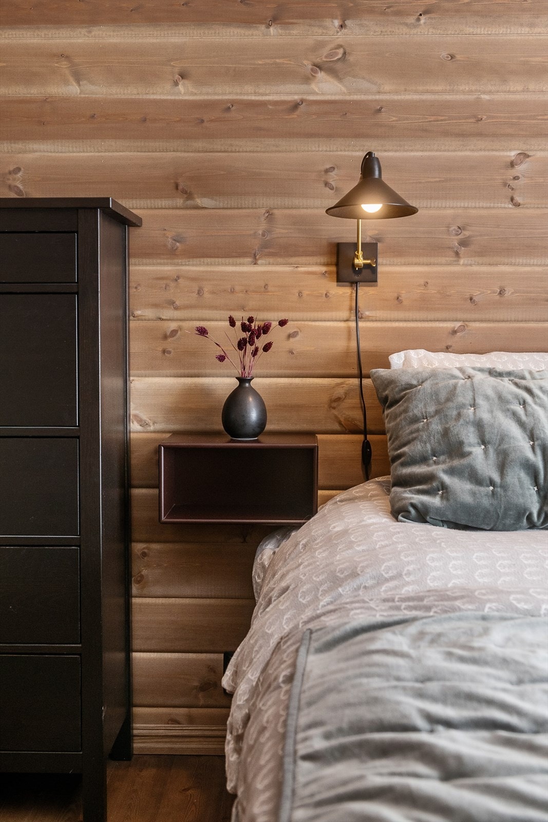 Til sammen inneholder fritidsboligen to flotte soverom samt to rom på hems Galleribilde