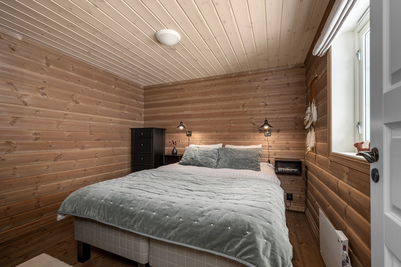 Begge ligger i byggets 1. etasje og har god plass til dobbeltseng, tilhørende sengemøblement og garderobeløsning. Galleribilde