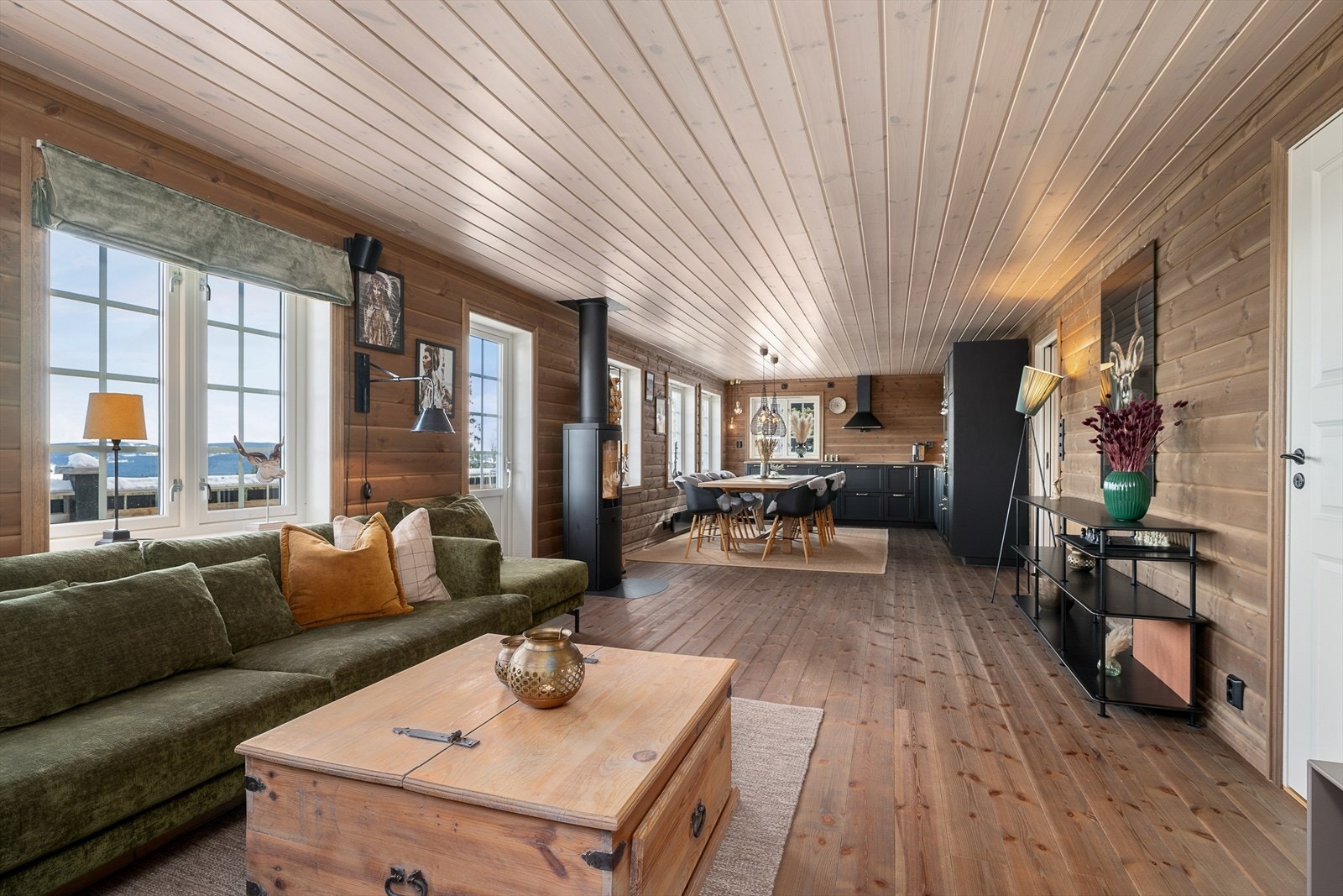 Romslig stue med åpen kjøkkenløsning i 1. etasje. Galleribilde