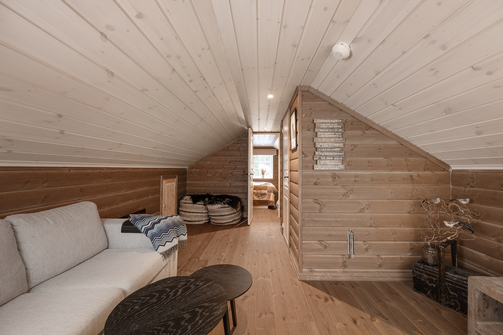 Mulighet for lagring i knevegg på hems. Galleribilde