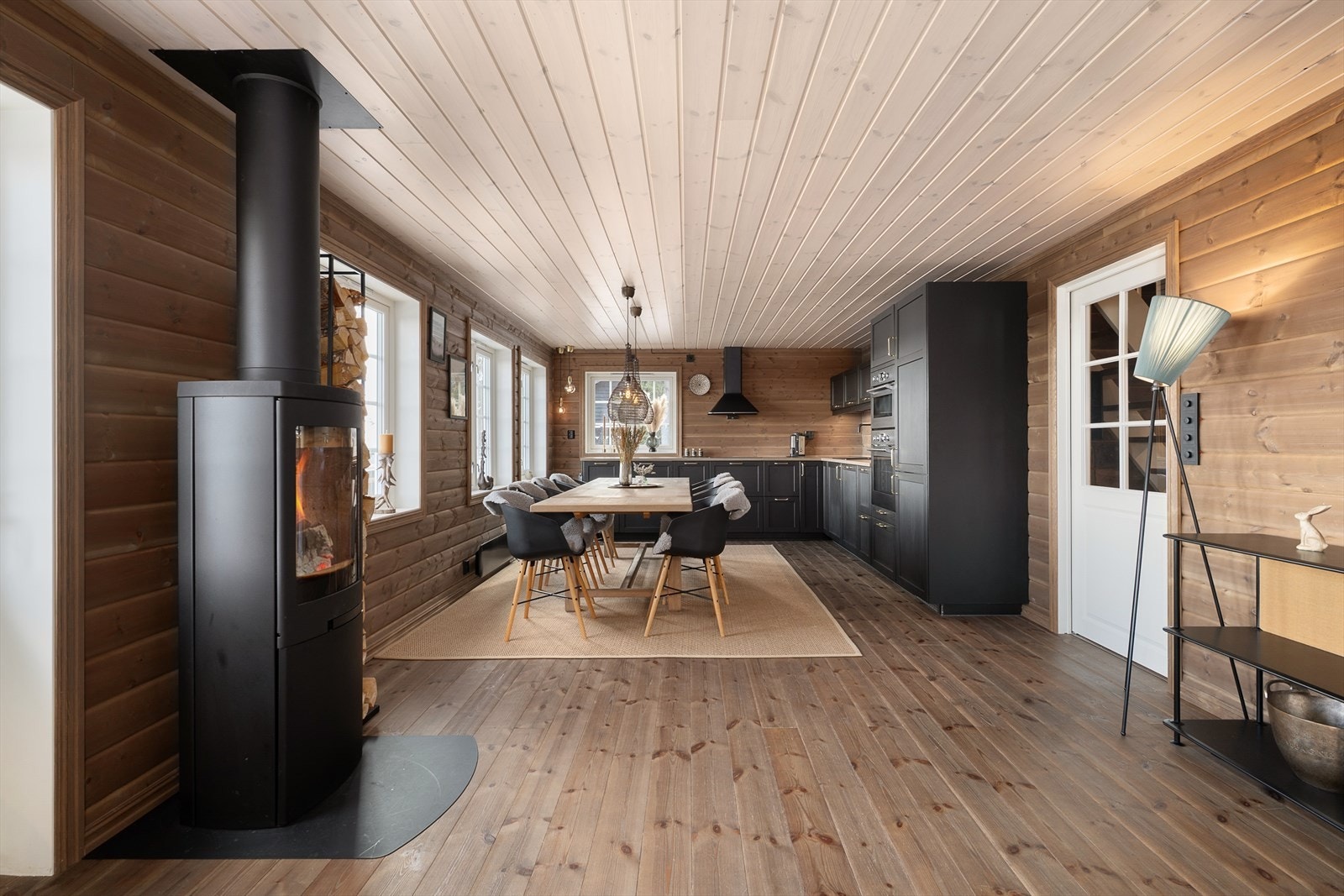 Rommets utforming og størrelse gjør det enkelt å invitere venner og familie på hyggelige måltider, således som for avslapping i sofakroken. Galleribilde