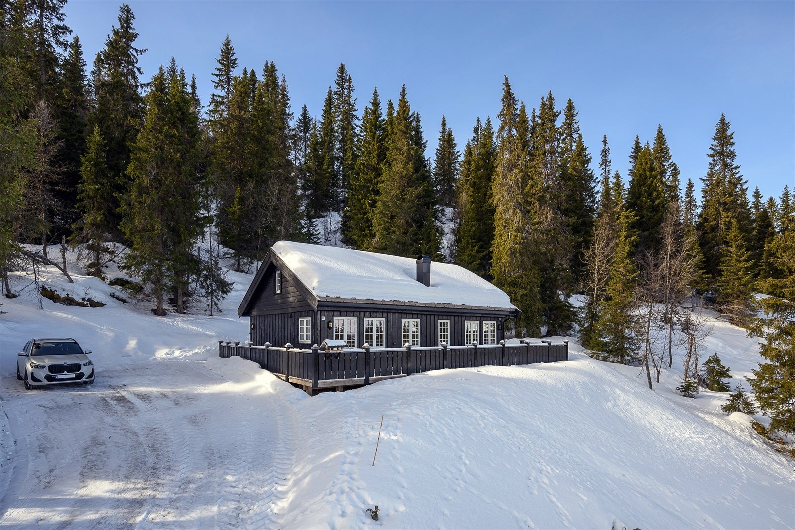 God parkeringsplass på tomten. Galleribilde
