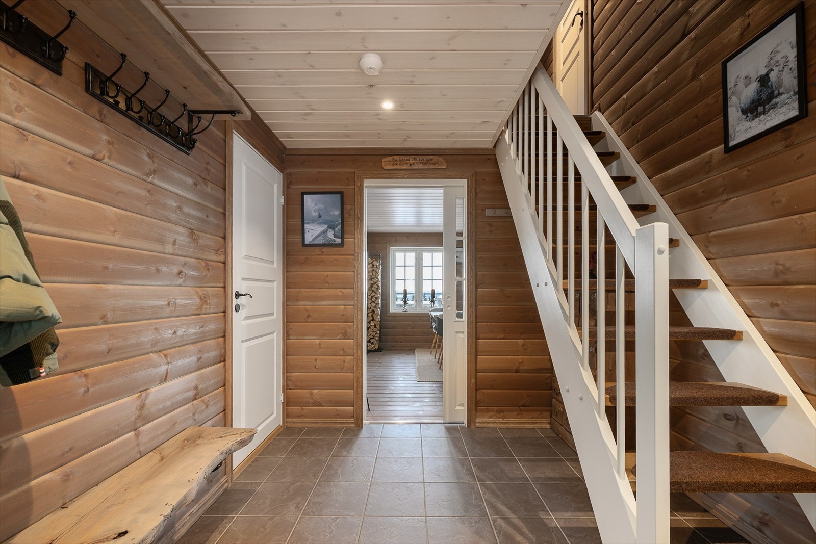 Rommet har godt med knaggrekker, hattehylle og sko/benkeplass. Galleribilde