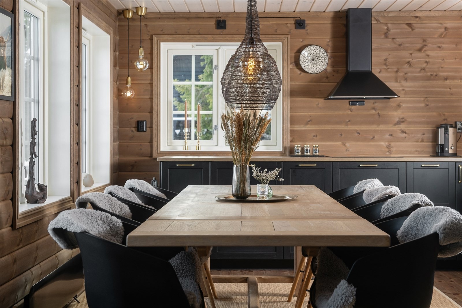 Spiseplass mot kjøkken. Galleribilde