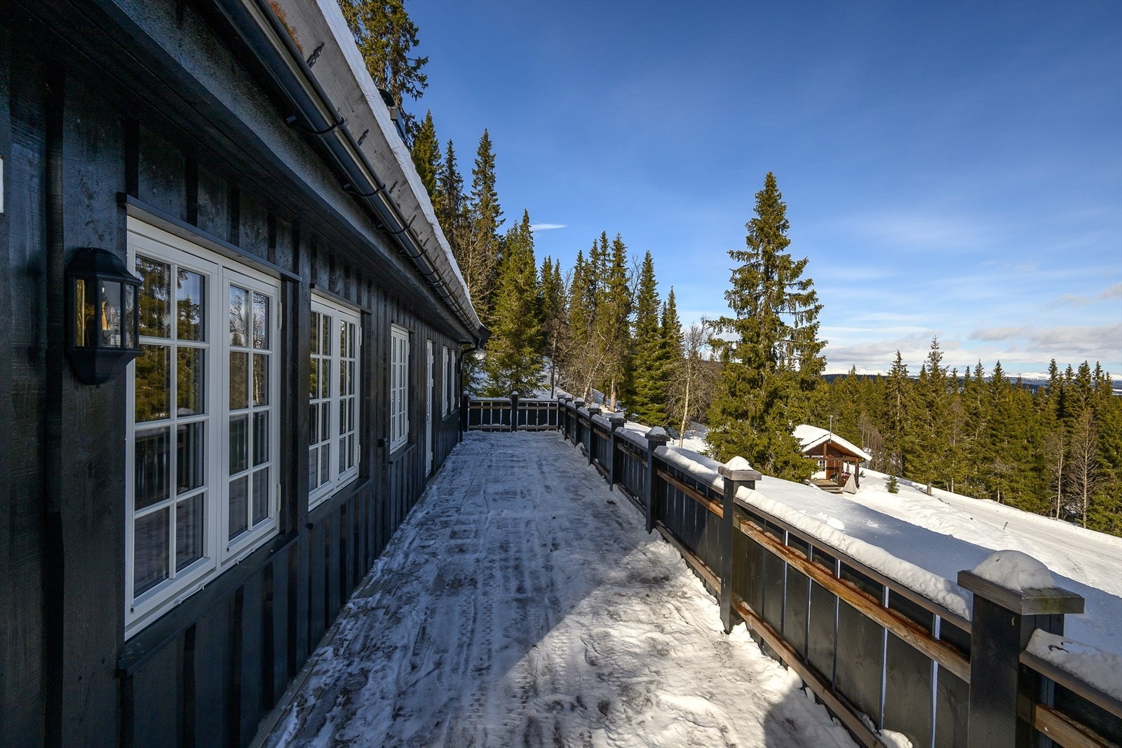Terrasseplatting mot nord/øst med adkomst fra stue. Galleribilde