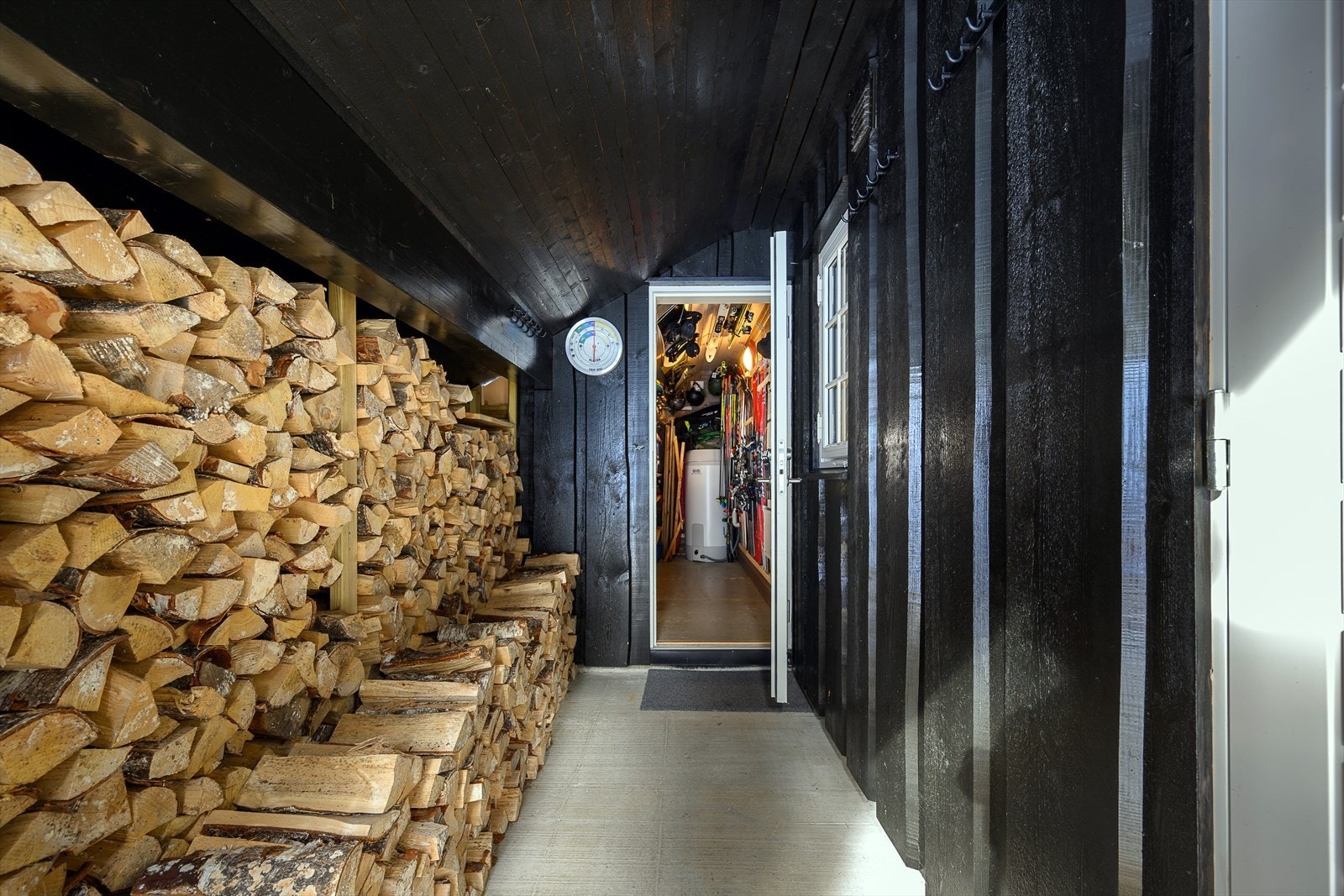 Takoverbygget inngangsparti og utebod. Galleribilde