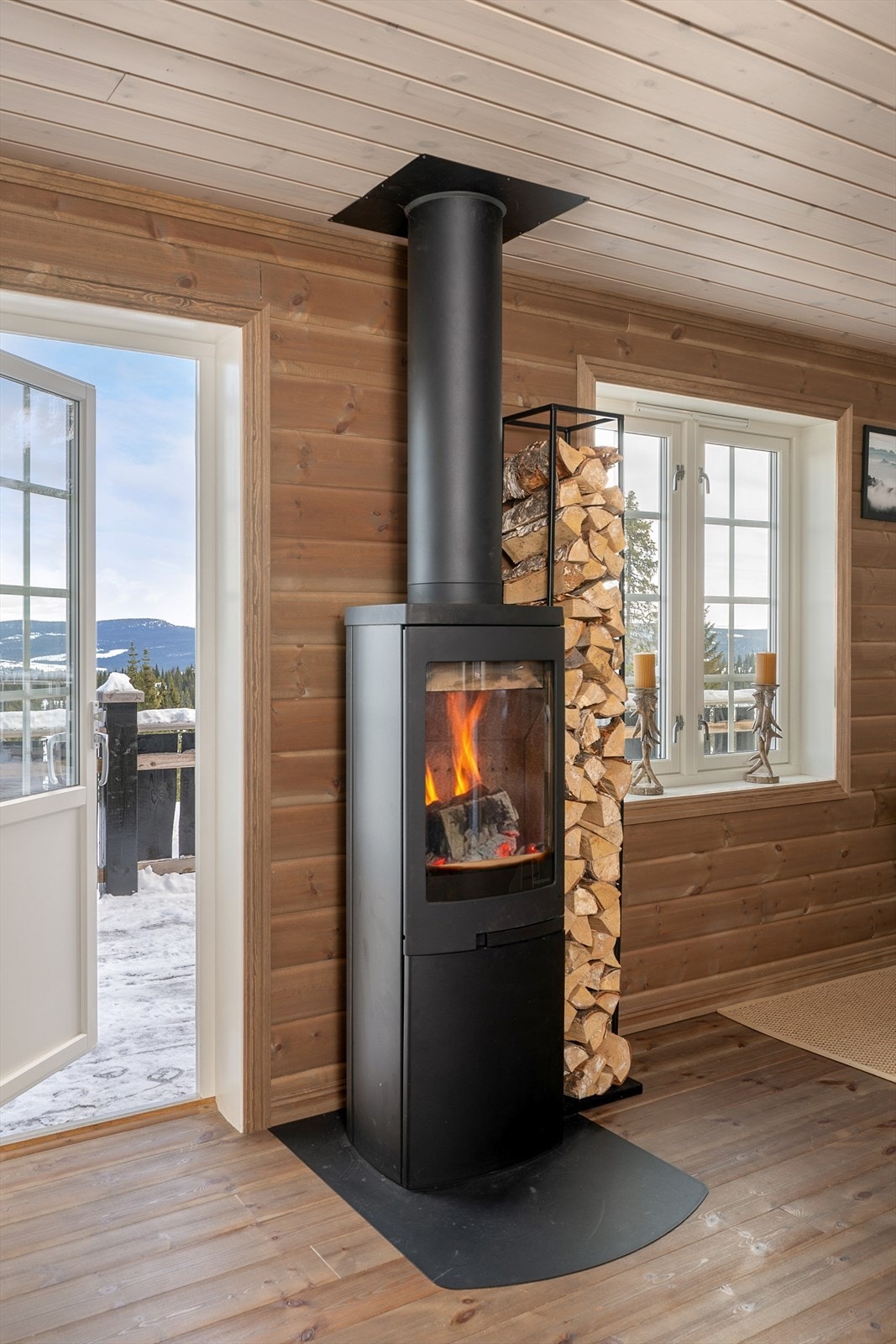 Knitrende hygge fra peis i rommet og direkte utgang til større terrasseplatting. Galleribilde