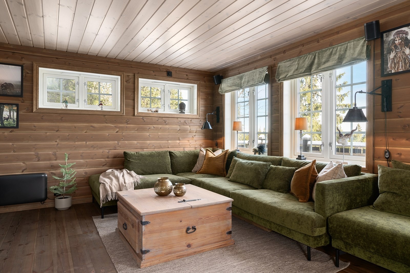 Stueavdeling med god plass til større sofagruppe og tilhørende møblement. Galleribilde