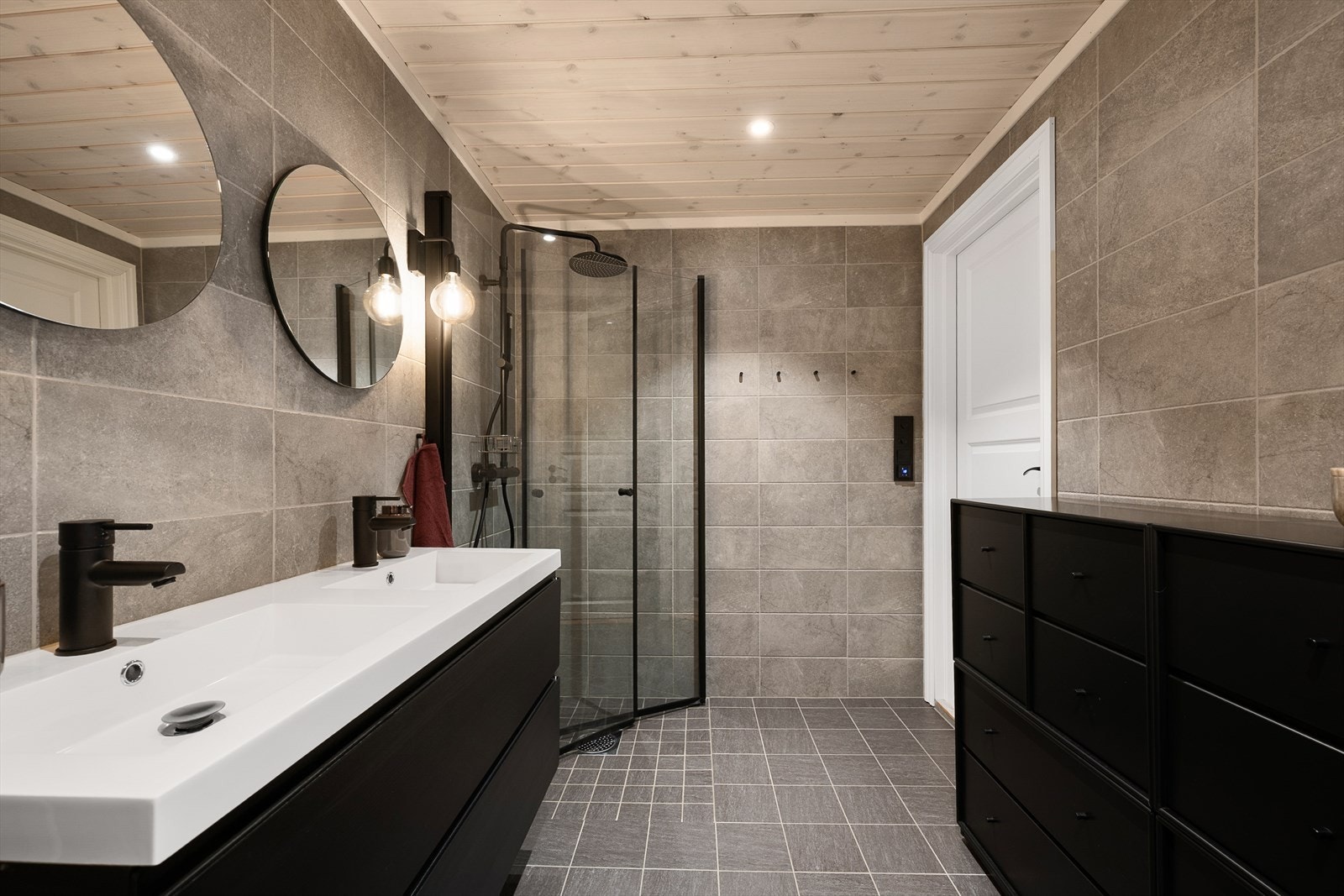 Det delikate og flislagte baderommet har lekker downlights-belysning i himling. Galleribilde