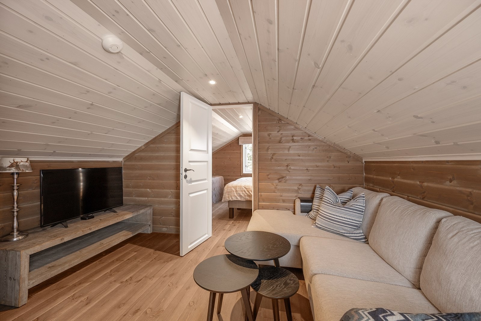 Oppe på hems er tre rom innredet som stue og to soverom, samt ett hemsrom innredet som toalettrom. Galleribilde