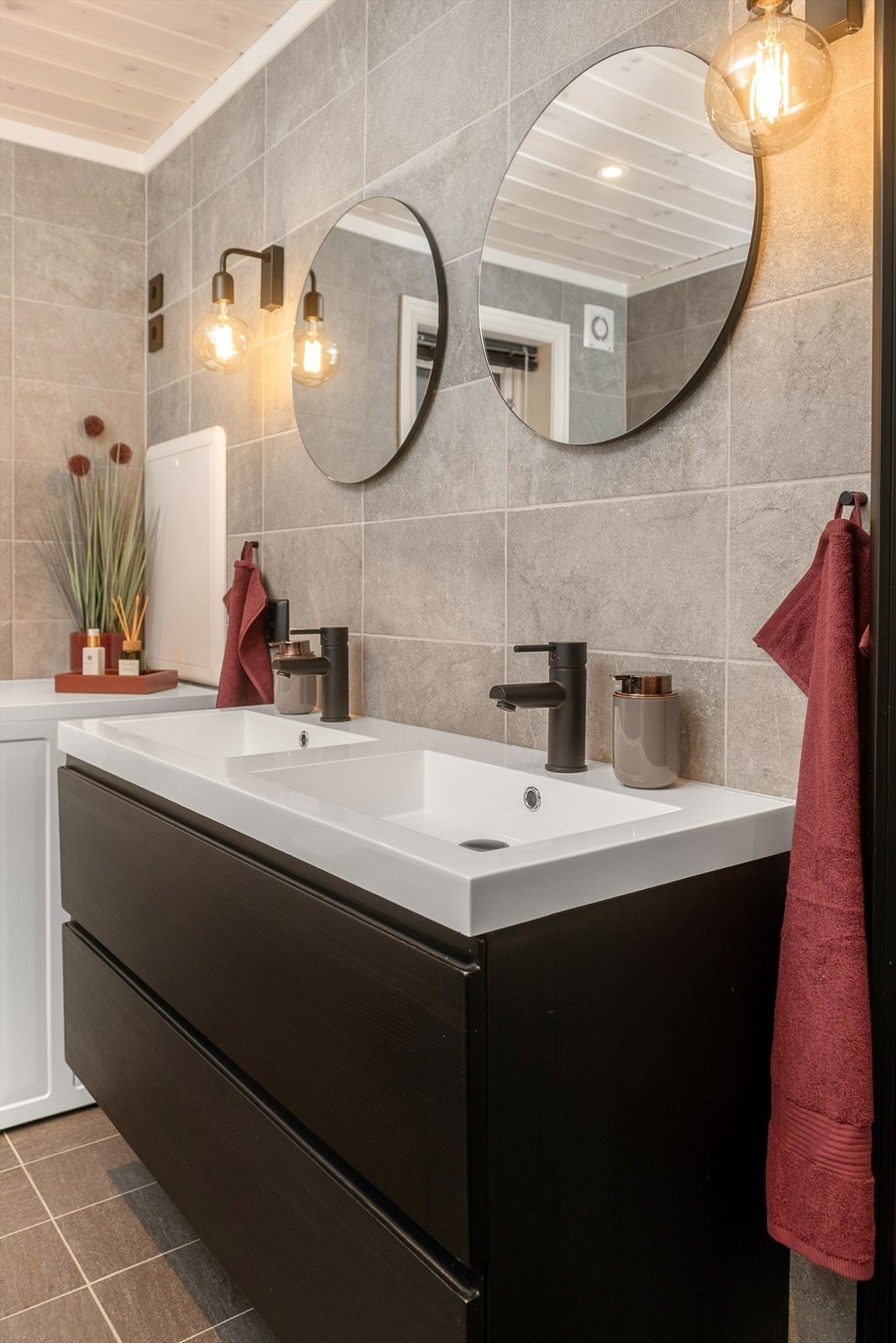 Tilgang til baderommet via entréen. Galleribilde