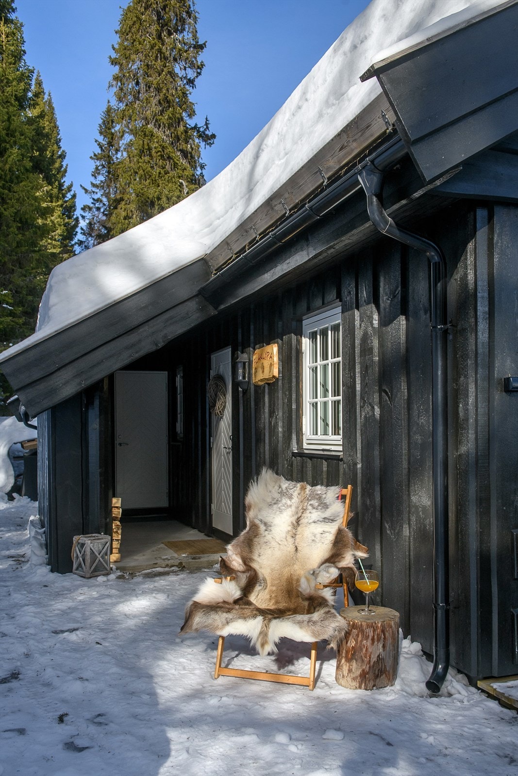 I tilknyttning til inngang er det også en praktisk utvendig bod for enkel lagring av skiutstyr o.l. Galleribilde