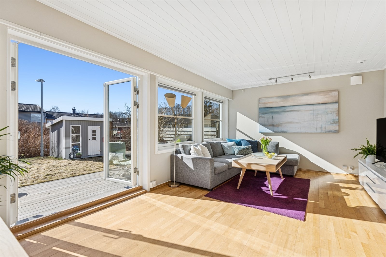 Store, doble dører og vindusflater slipper lyset og solen inn Galleribilde