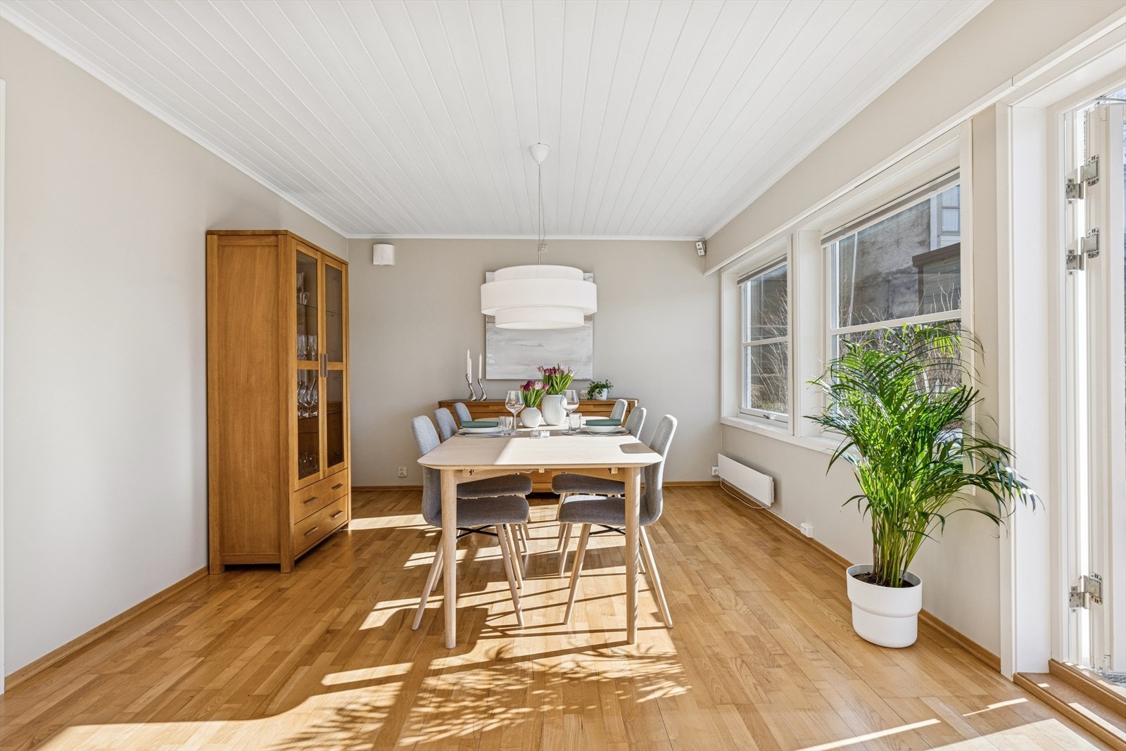 Her har du god plass til å samle familie og venner til hyggelig sammenkomster Galleribilde