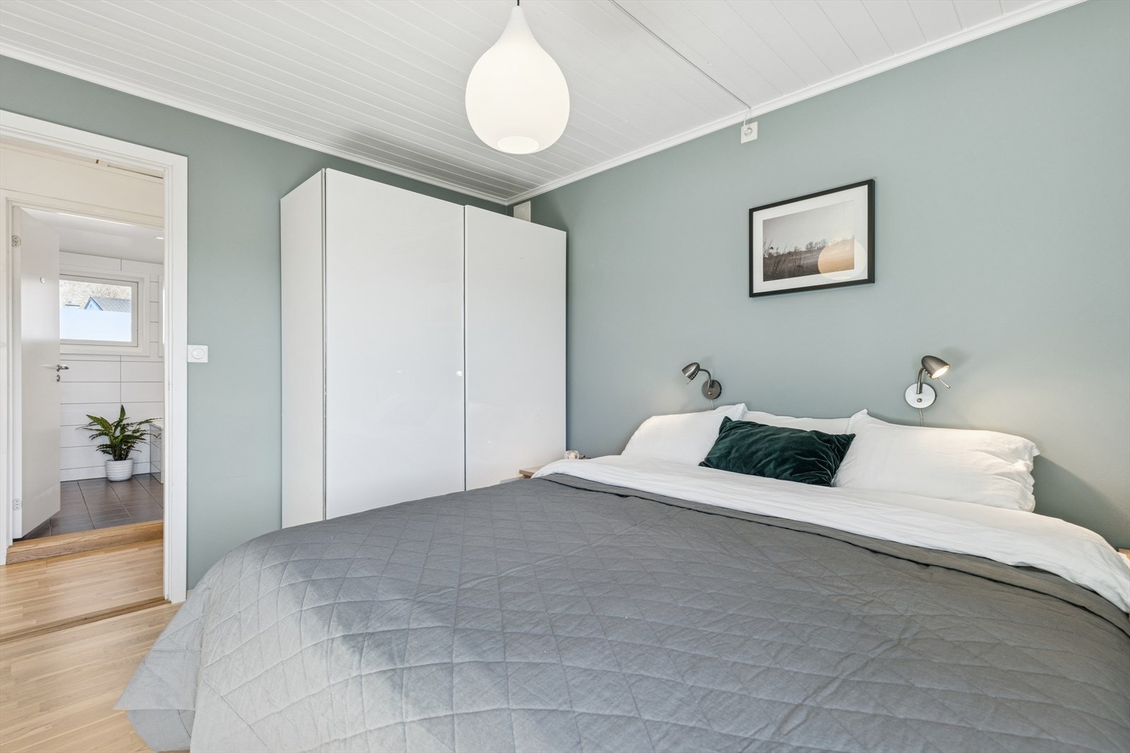 Hovedsoverommet ligger praktisk til rett utenfor badet Galleribilde