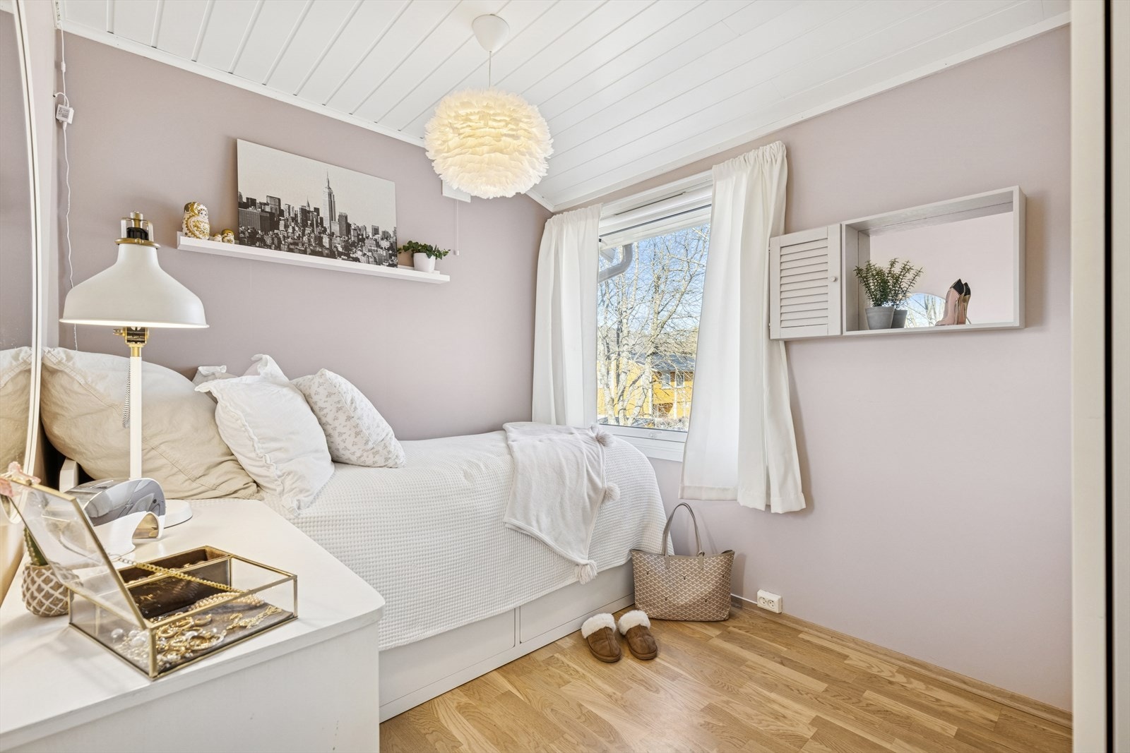 Soverom 2 med garderobe Galleribilde