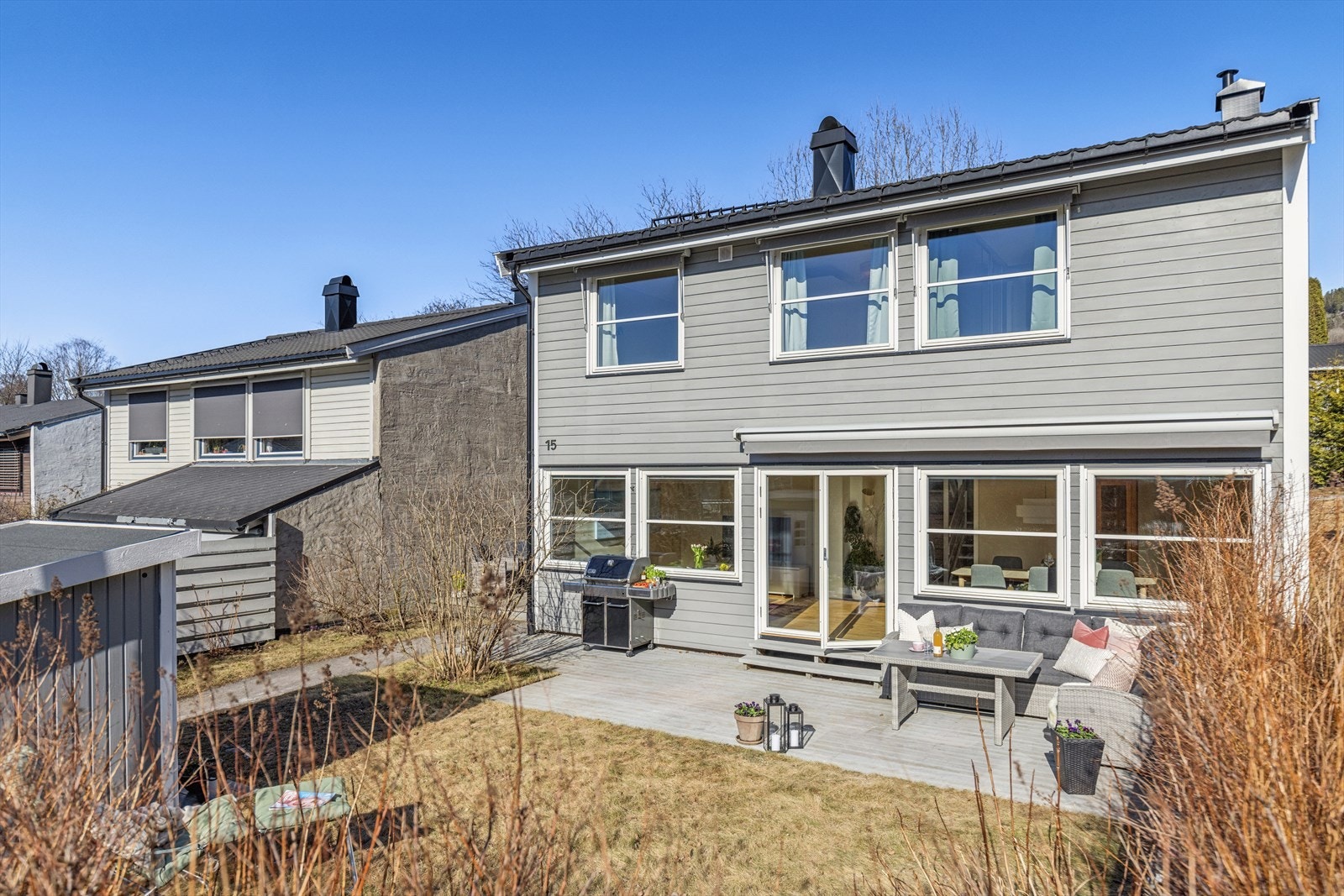 Boligen fikk ny kledning og ny isolasjon i veggene i 2017 samt nytt tak med etterisolering i 2019 Galleribilde