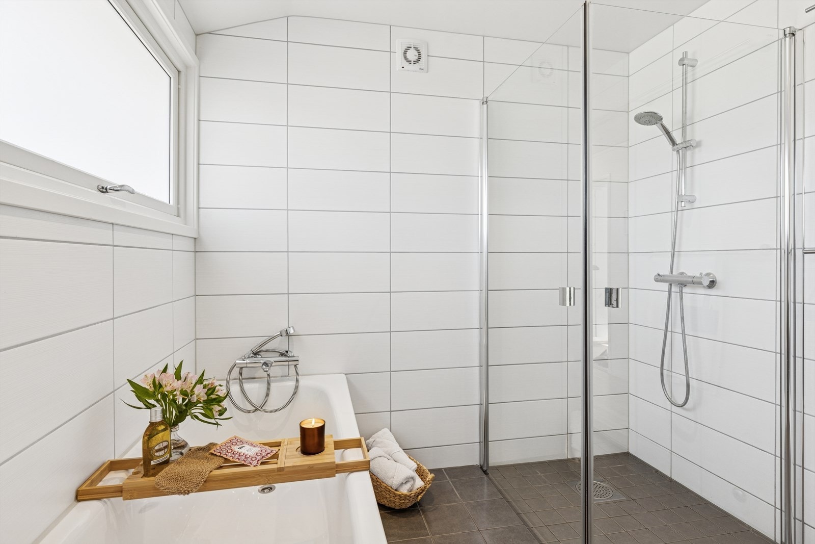 Delikat, flislagt bad fra 2014 med stort og romslig dusjhjørne med vendbare glassdører, varmekabler i gulvet og downlights i taket Galleribilde